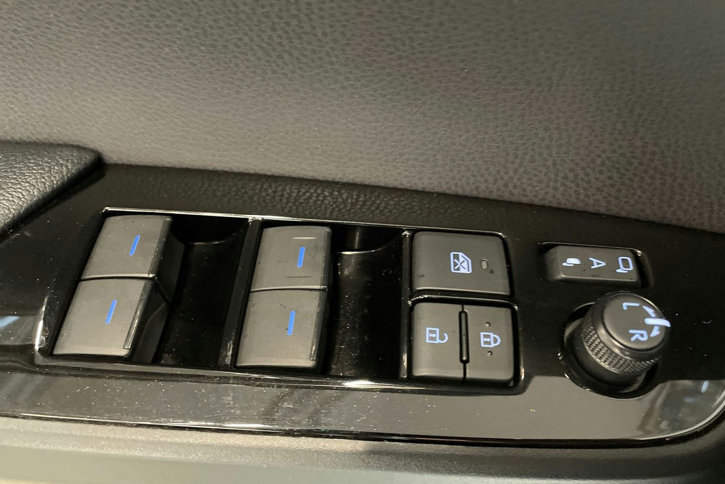 valkoinen Toyota Prius Plug-in 2019 kuva 28.