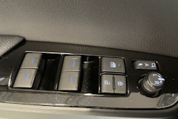 valkoinen Toyota Prius Plug-in 2019 kuva 28.