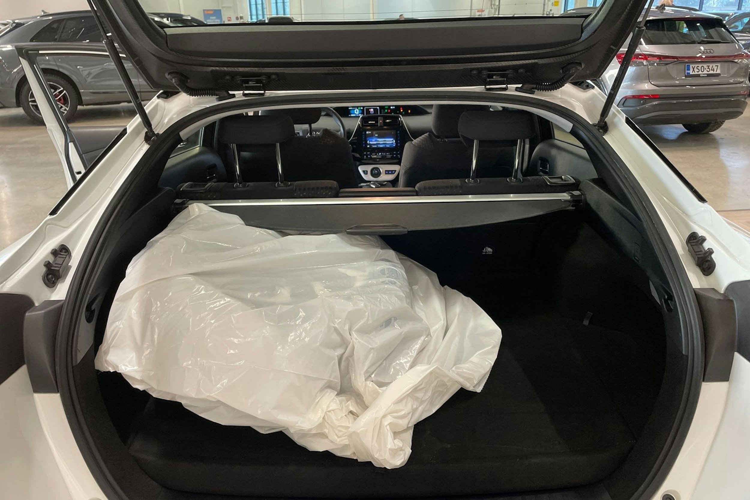 valkoinen Toyota Prius Plug-in 2019 kuva 29.