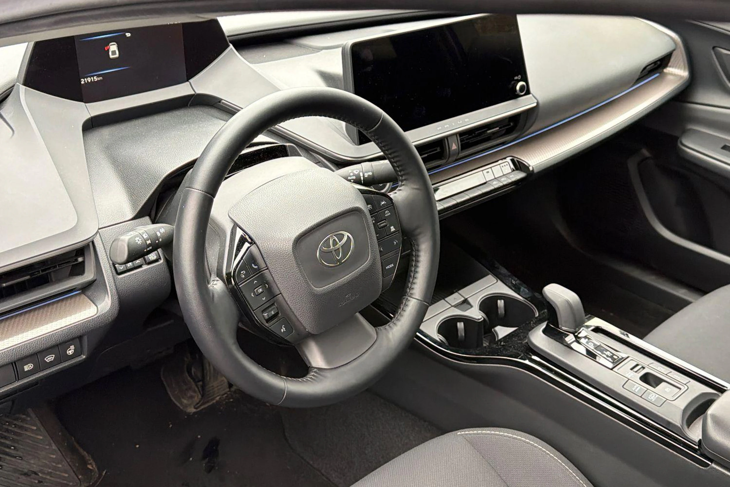 musta Toyota Prius Plug-in 2024 kuva 3.