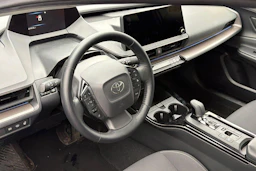 musta Toyota Prius Plug-in 2024 kuva 3.
