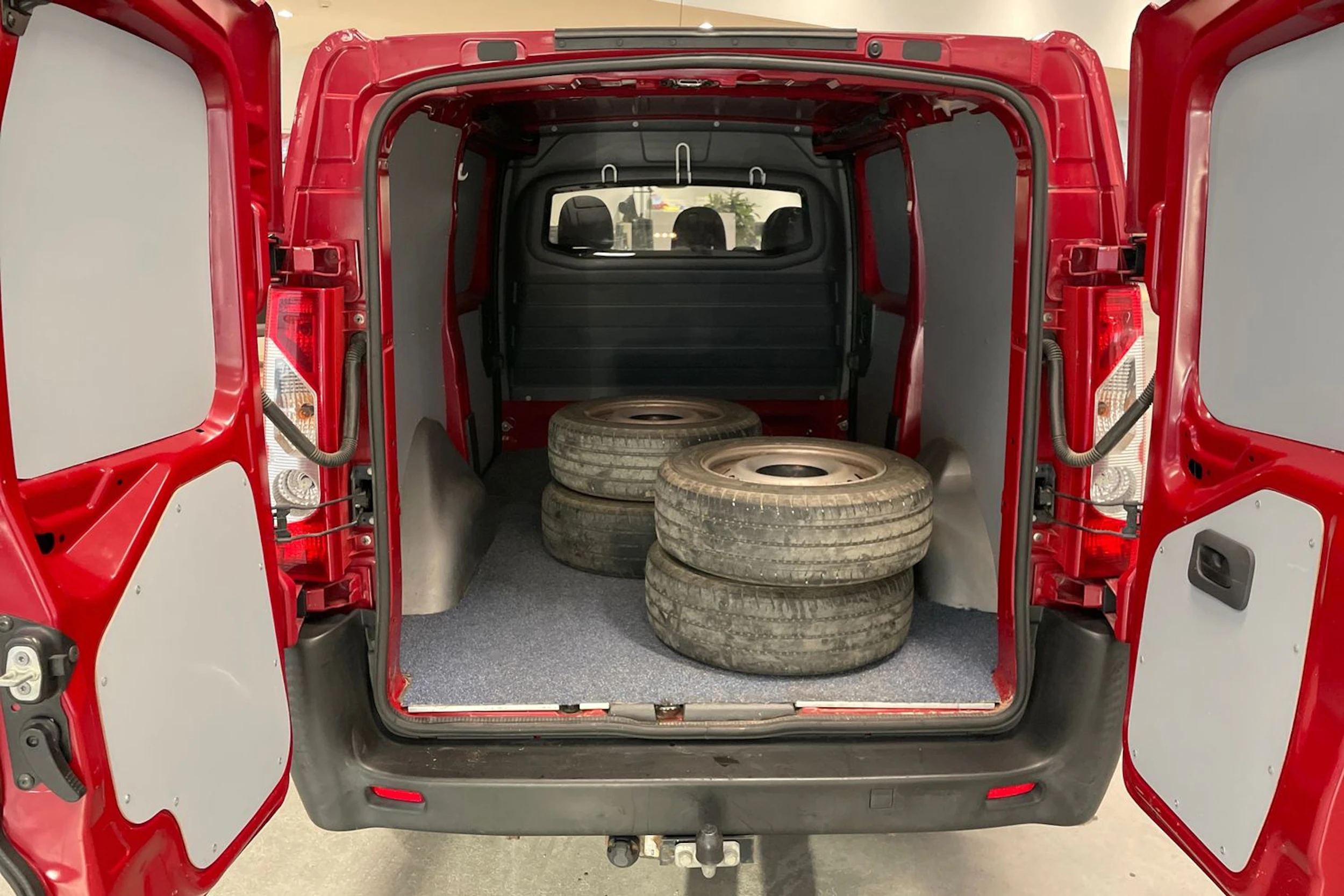 punainen Toyota Proace 2014 kuva 15.