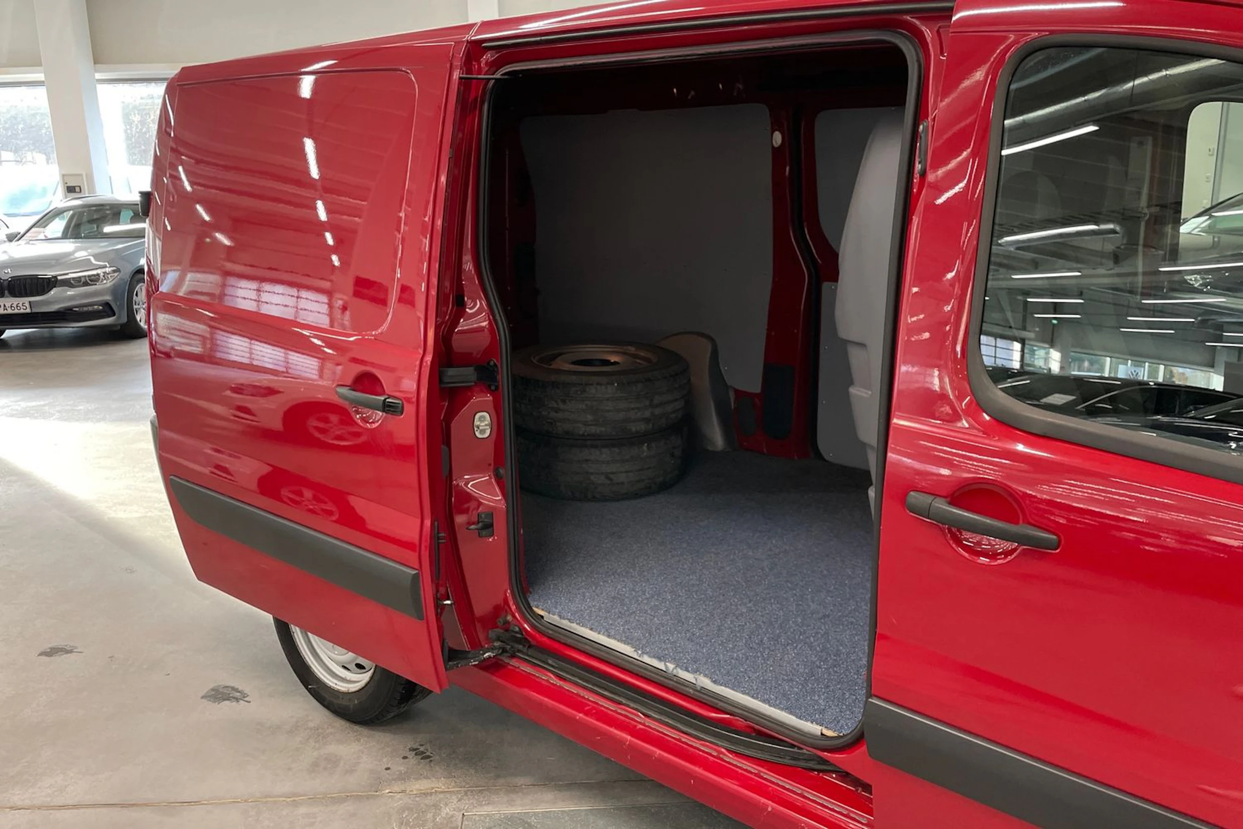 punainen Toyota Proace 2014 kuva 18.