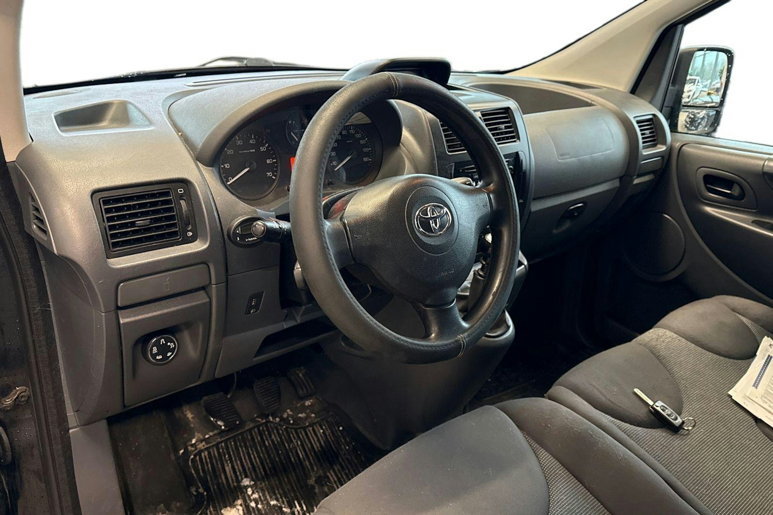 Musta Toyota Proace 2014 kuva 3.