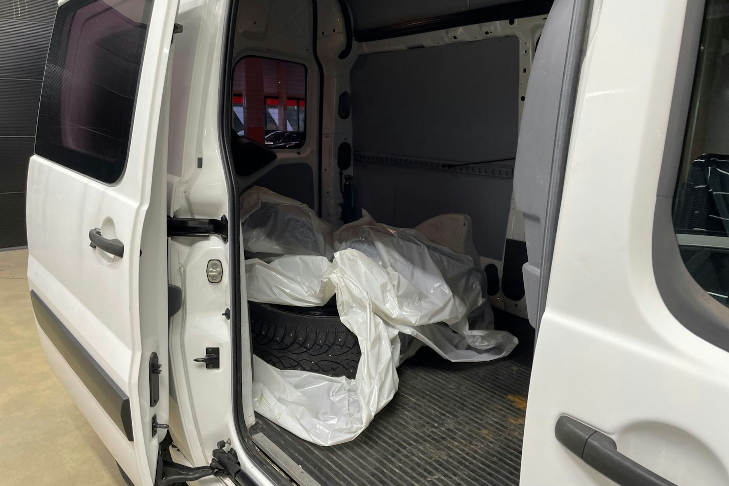 Valkoinen Toyota Proace 2014 kuva 18.
