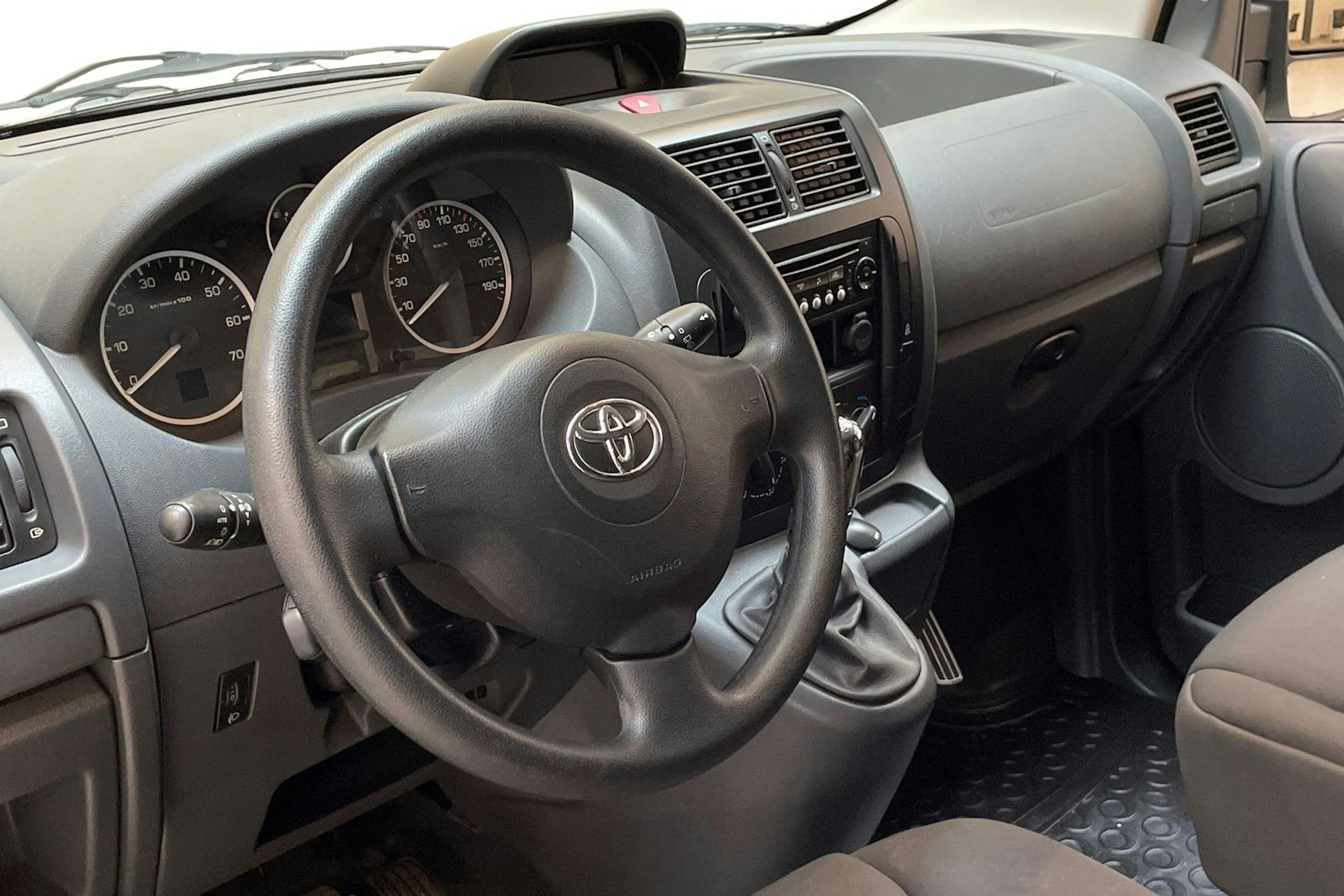 valkoinen Toyota Proace 2014 kuva 9.