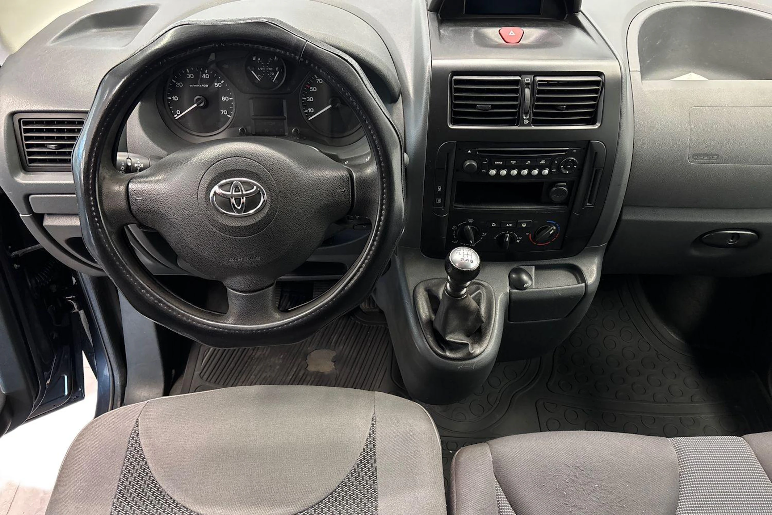 harmaa Toyota Proace 2014 kuva 7.
