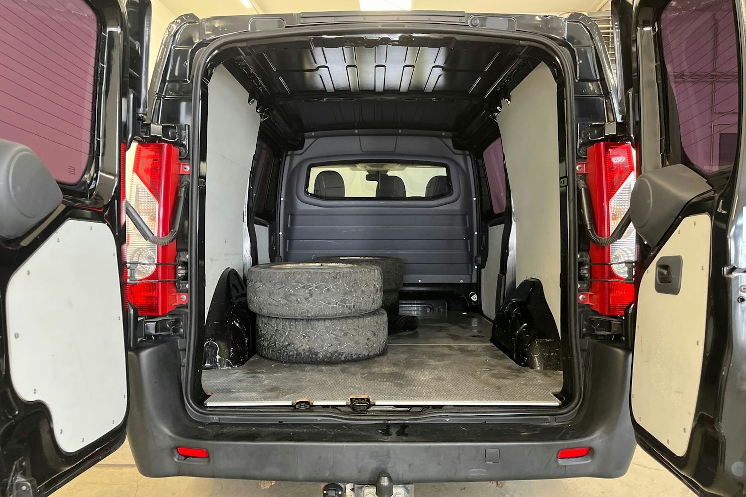 Musta Toyota Proace 2015 kuva 21.