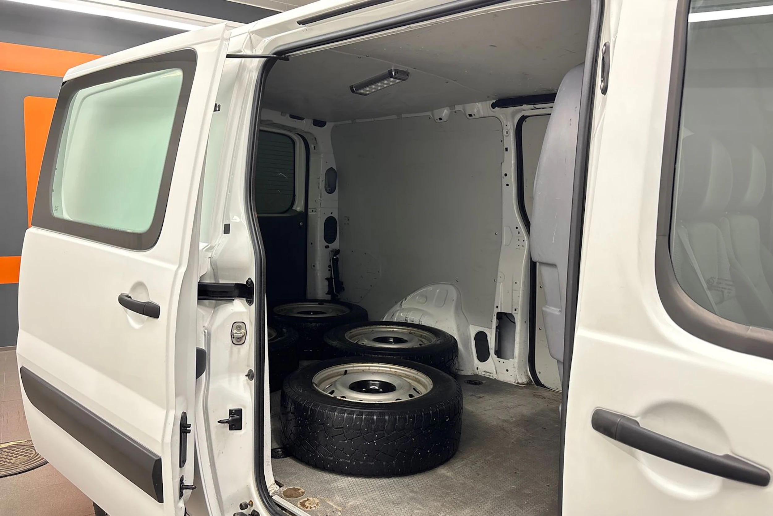 valkoinen Toyota Proace 2015 kuva 16.