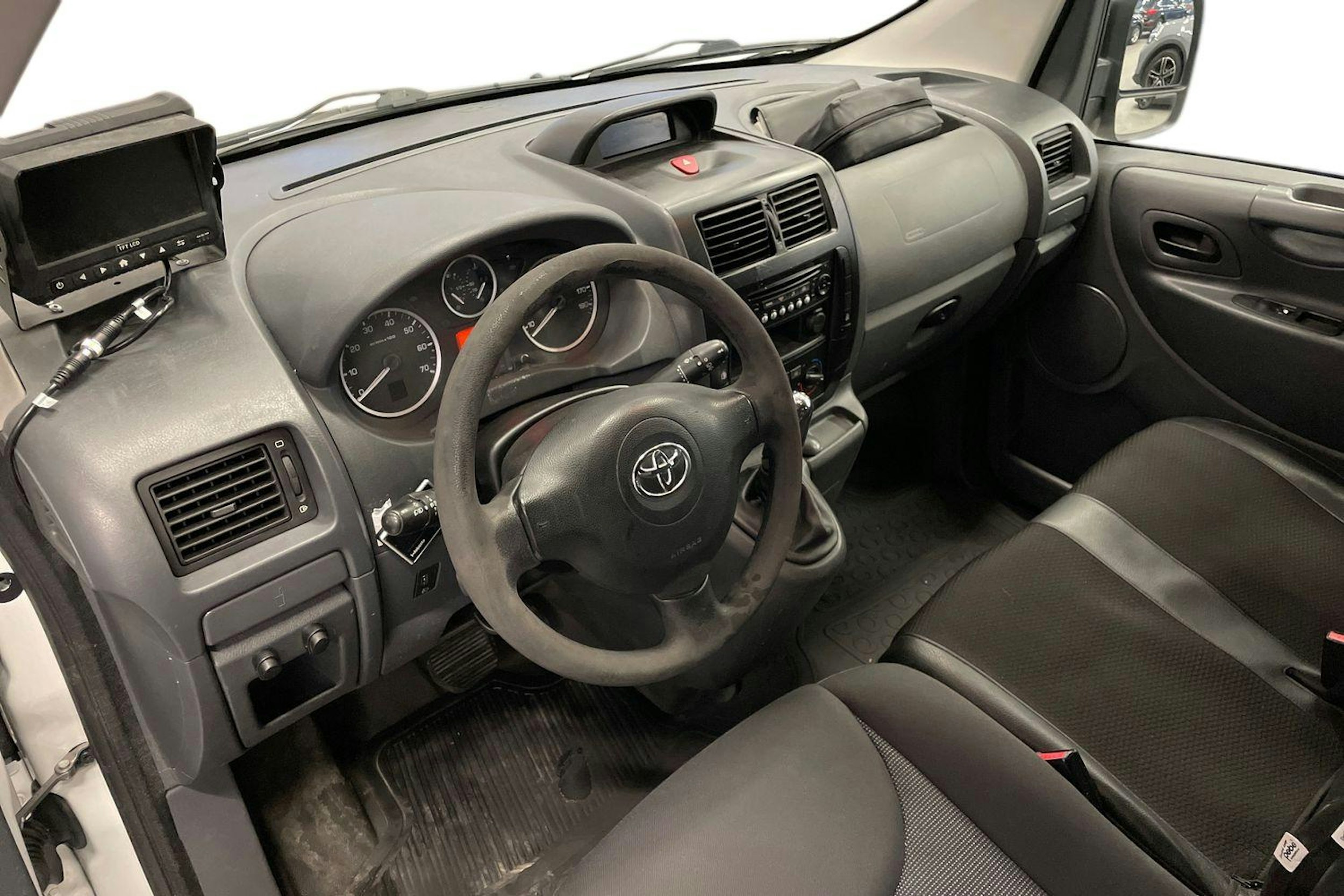 Valkoinen Toyota Proace 2015 kuva 8.