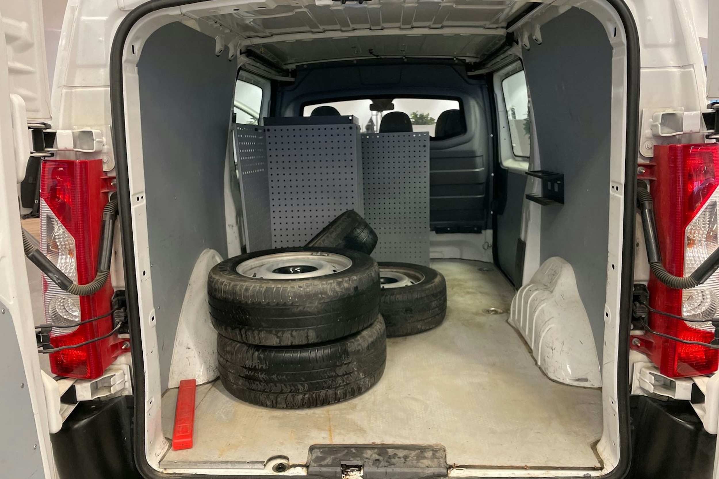 Valkoinen Toyota Proace 2015 kuva 13.