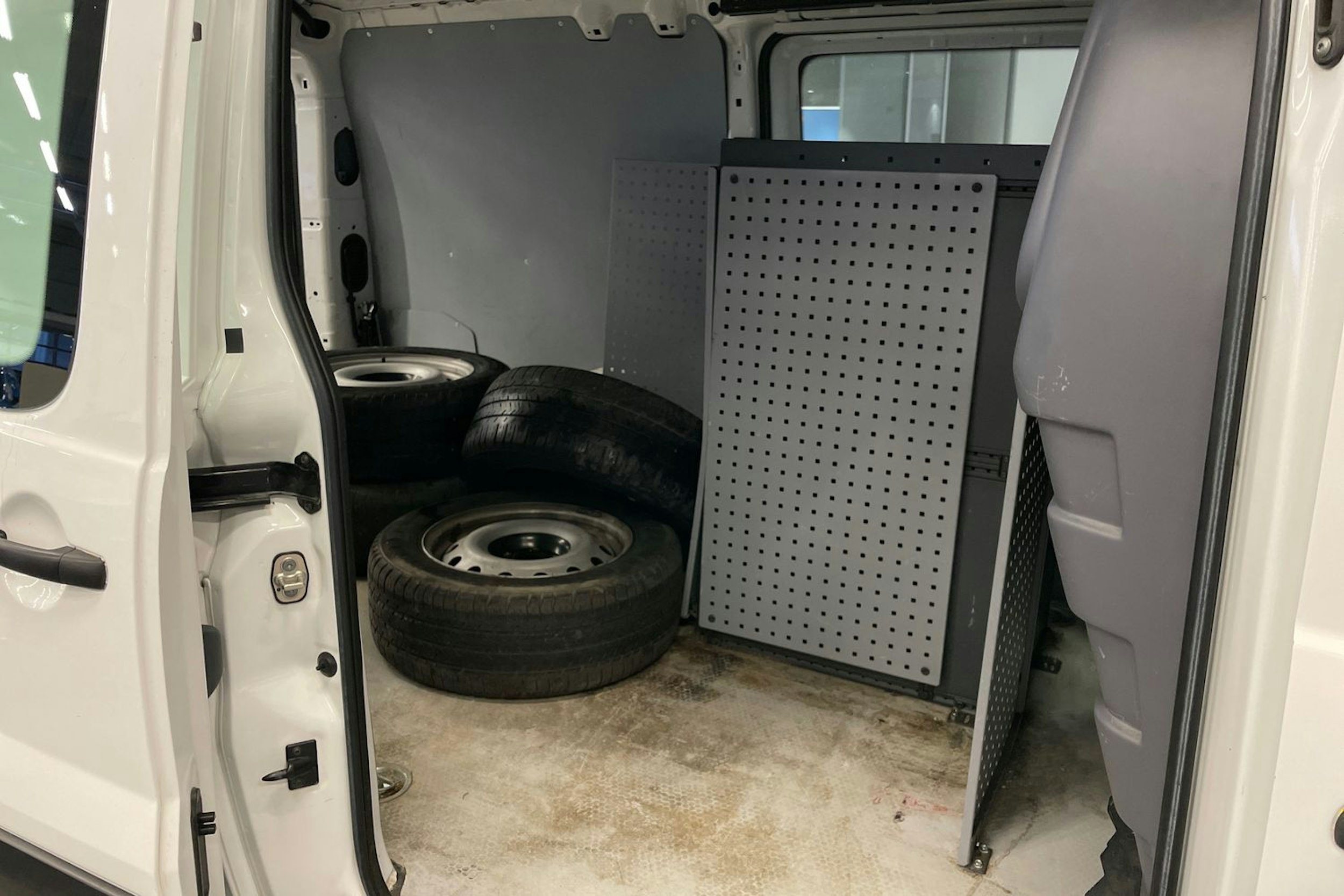 Valkoinen Toyota Proace 2015 kuva 15.