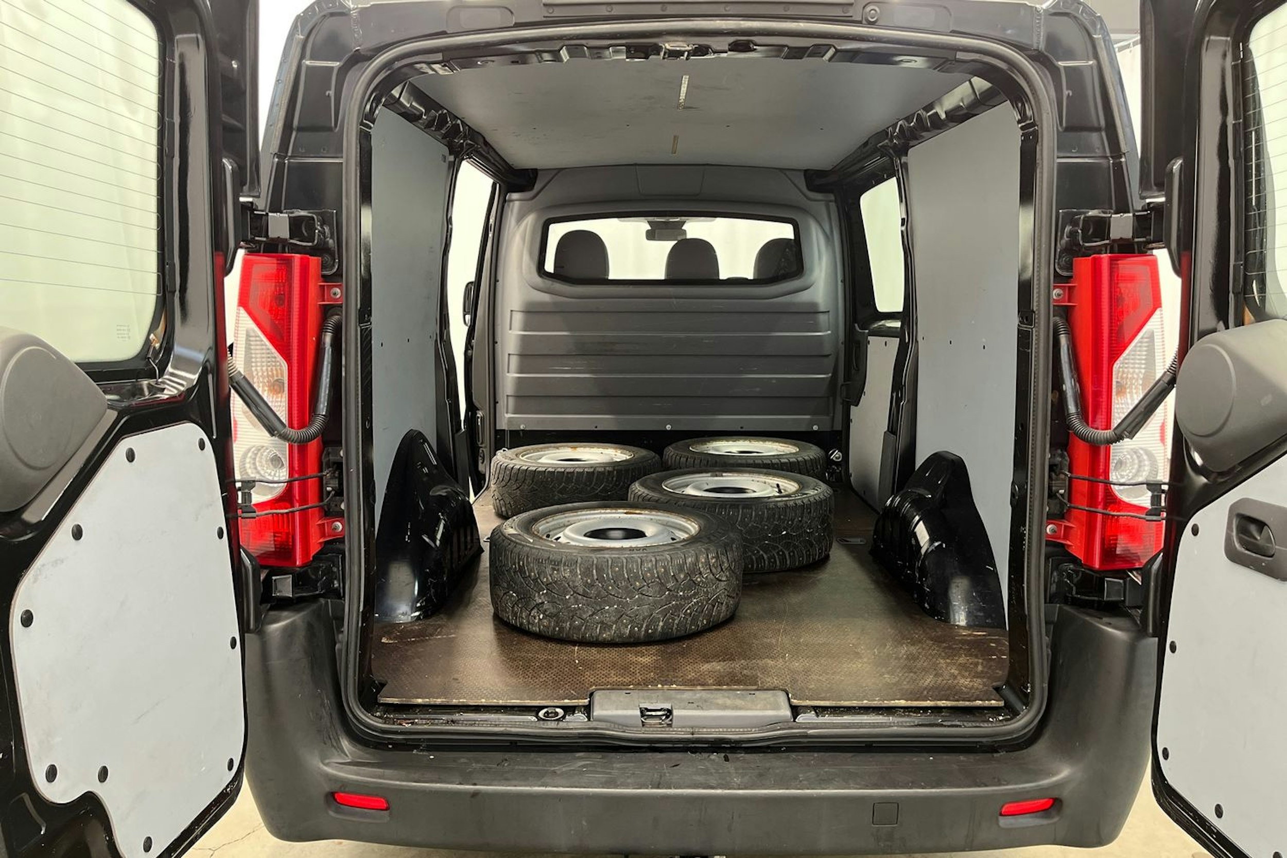 musta Toyota Proace 2015 kuva 14.