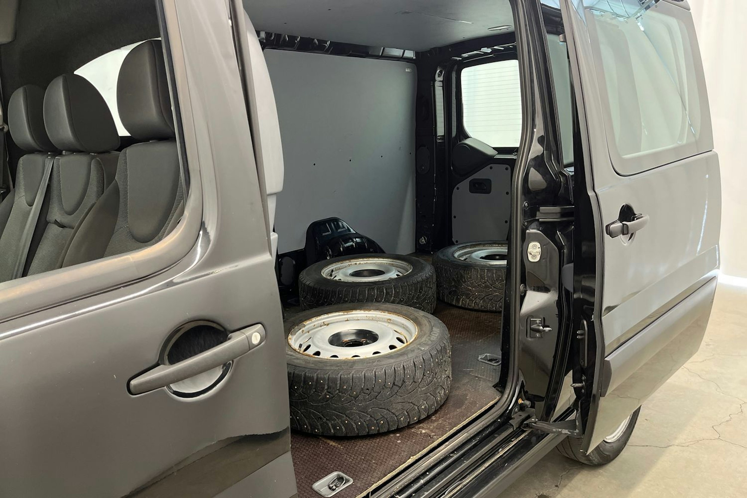 musta Toyota Proace 2015 kuva 17.