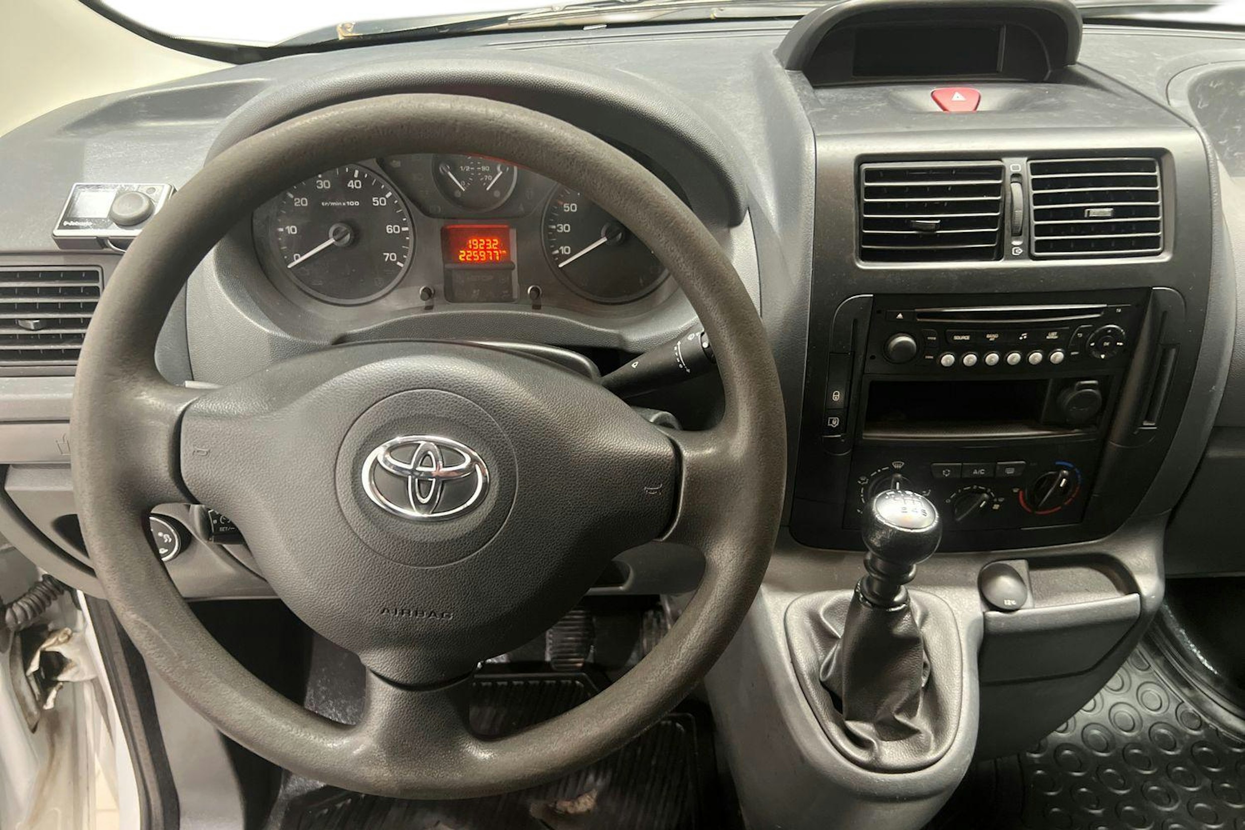 Valkoinen Toyota Proace 2016 kuva 9.