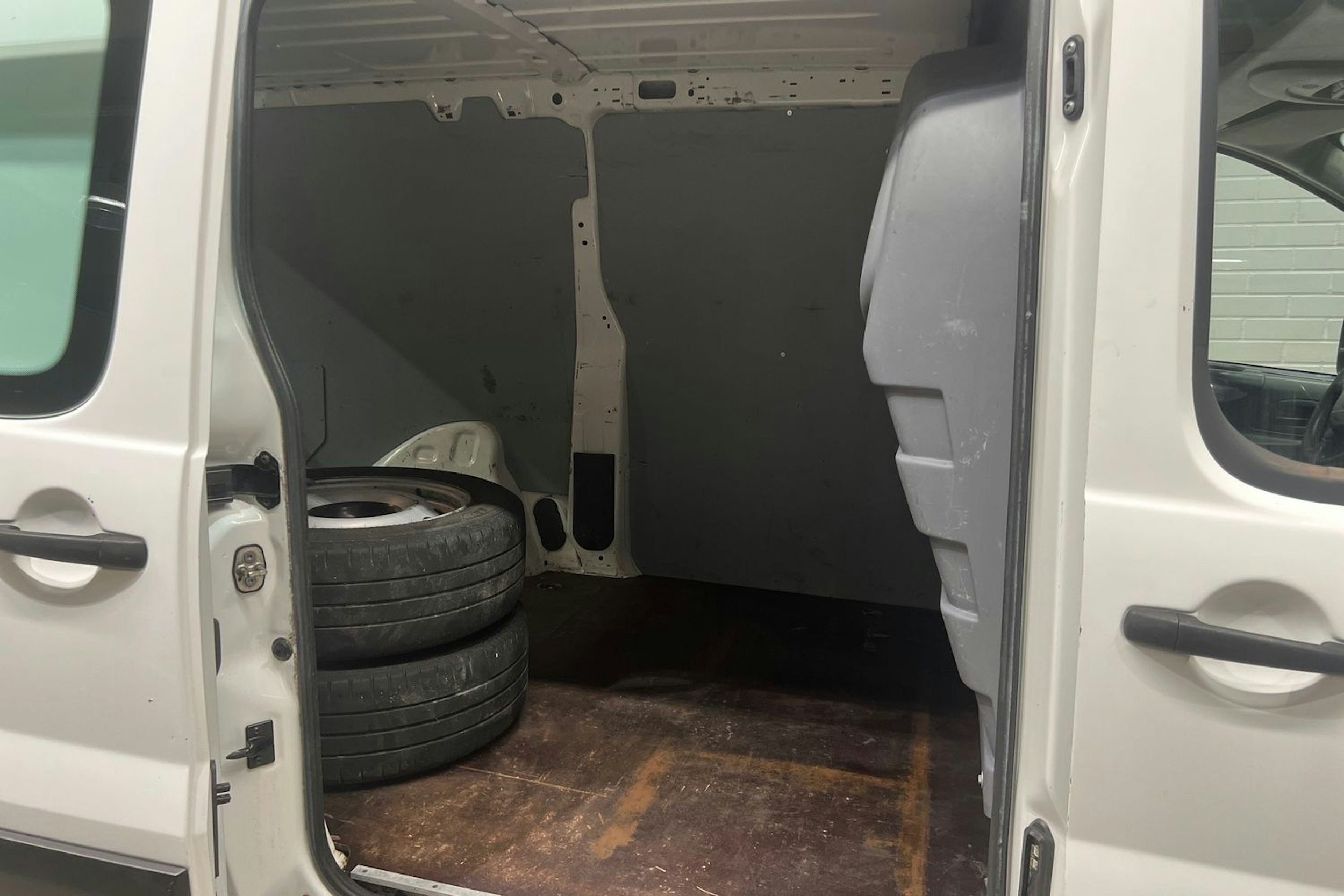 Valkoinen Toyota Proace 2016 kuva 16.