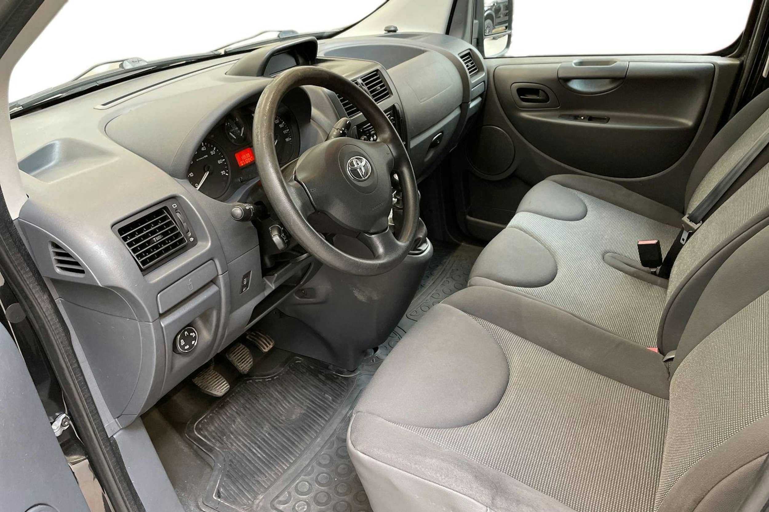 musta Toyota Proace 2016 kuva 7.