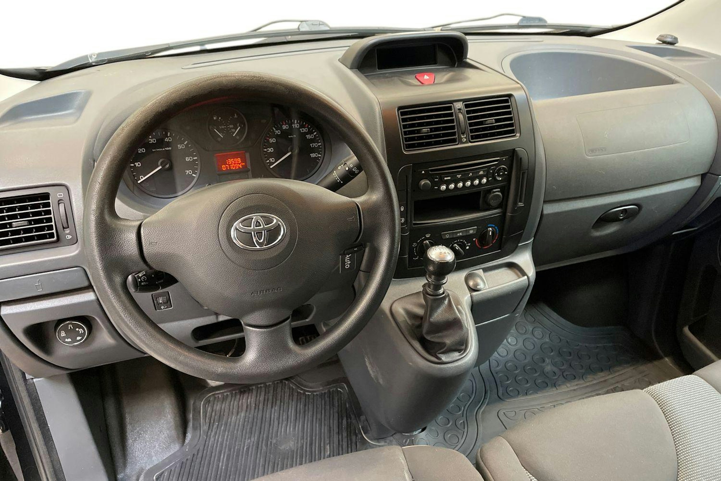 musta Toyota Proace 2016 kuva 9.
