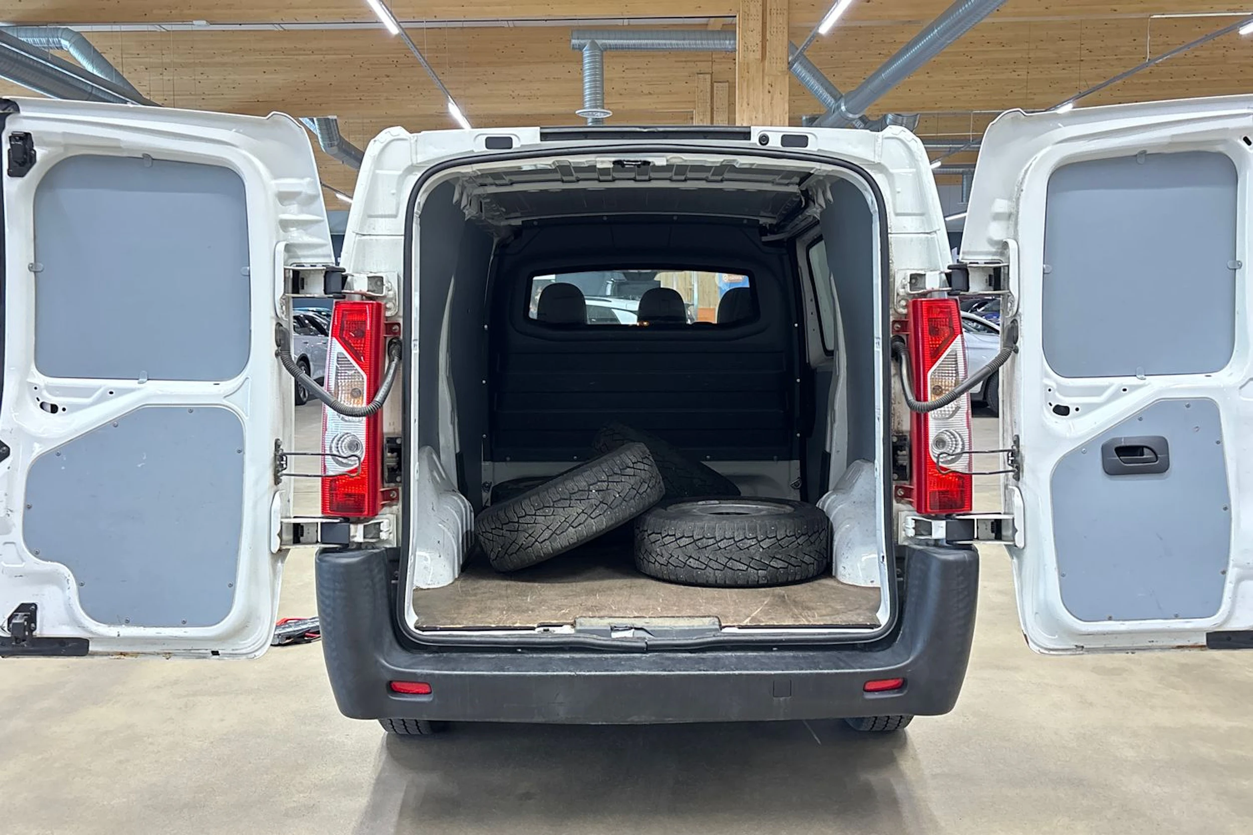 valkoinen Toyota Proace 2016 kuva 13.