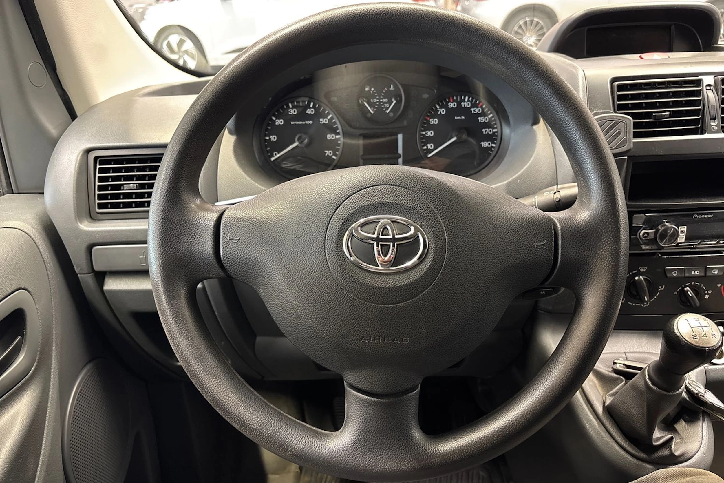 valkoinen Toyota Proace 2016 kuva 16.