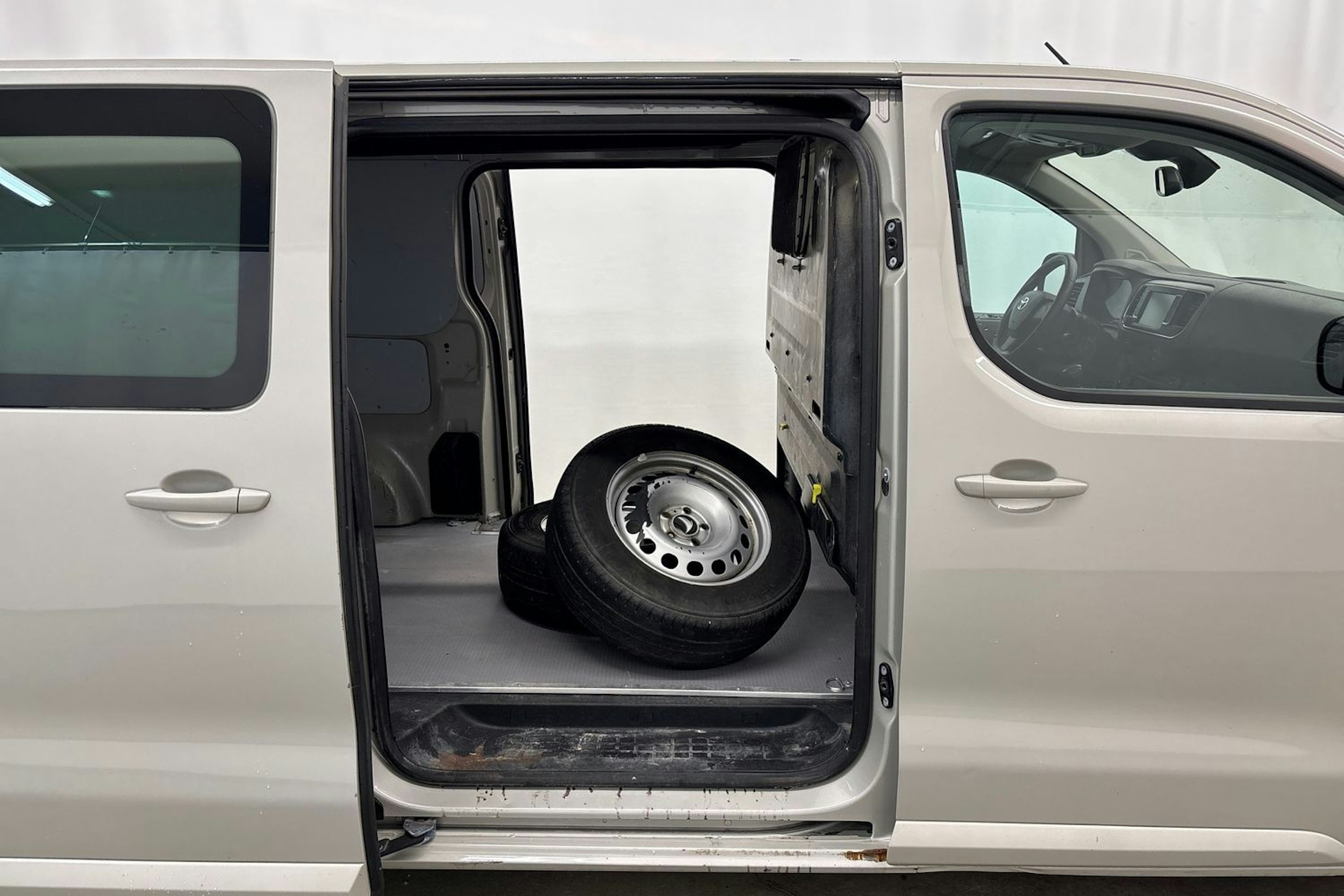 harmaa Toyota Proace 2016 kuva 15.