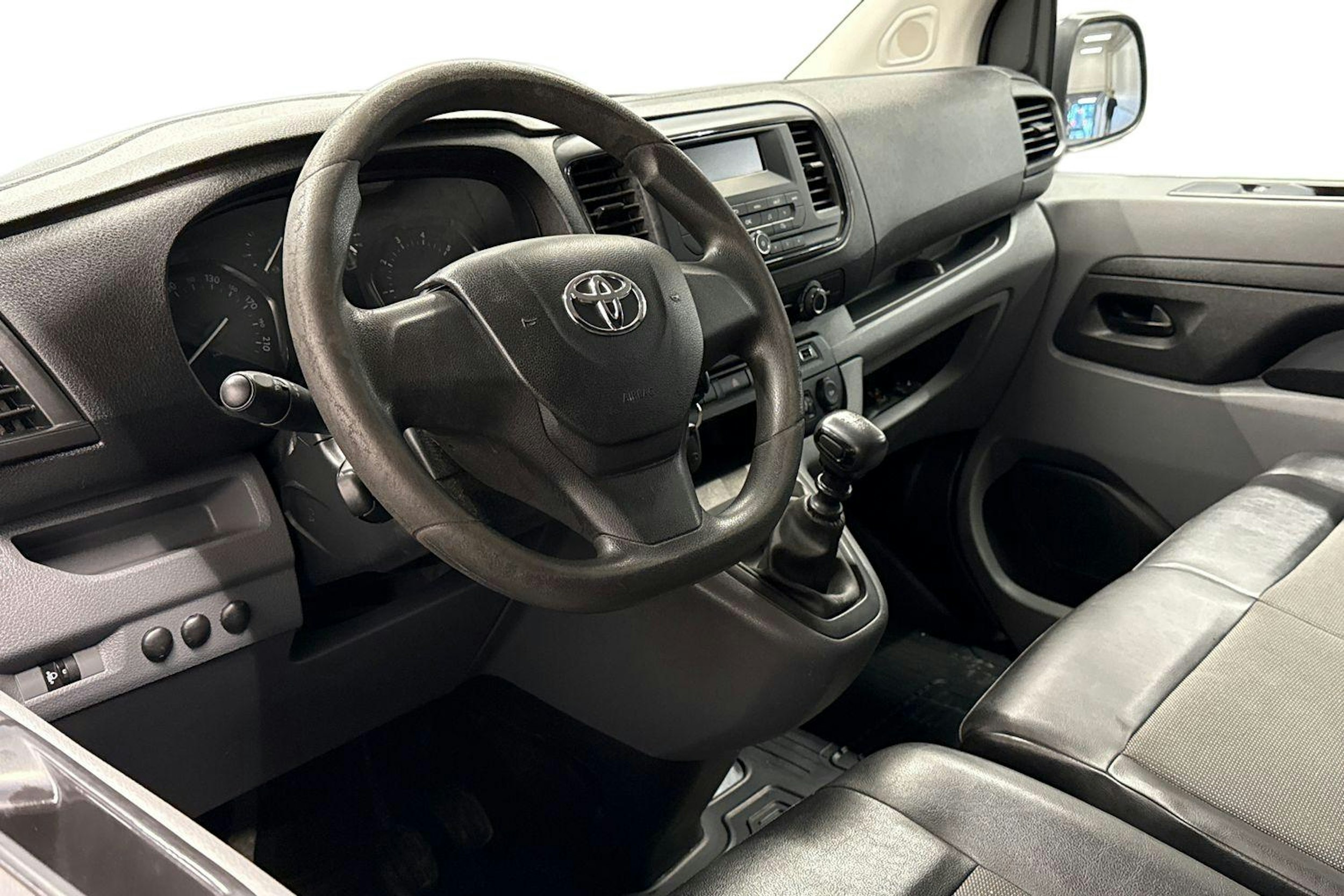 musta Toyota Proace 2017 kuva 8.