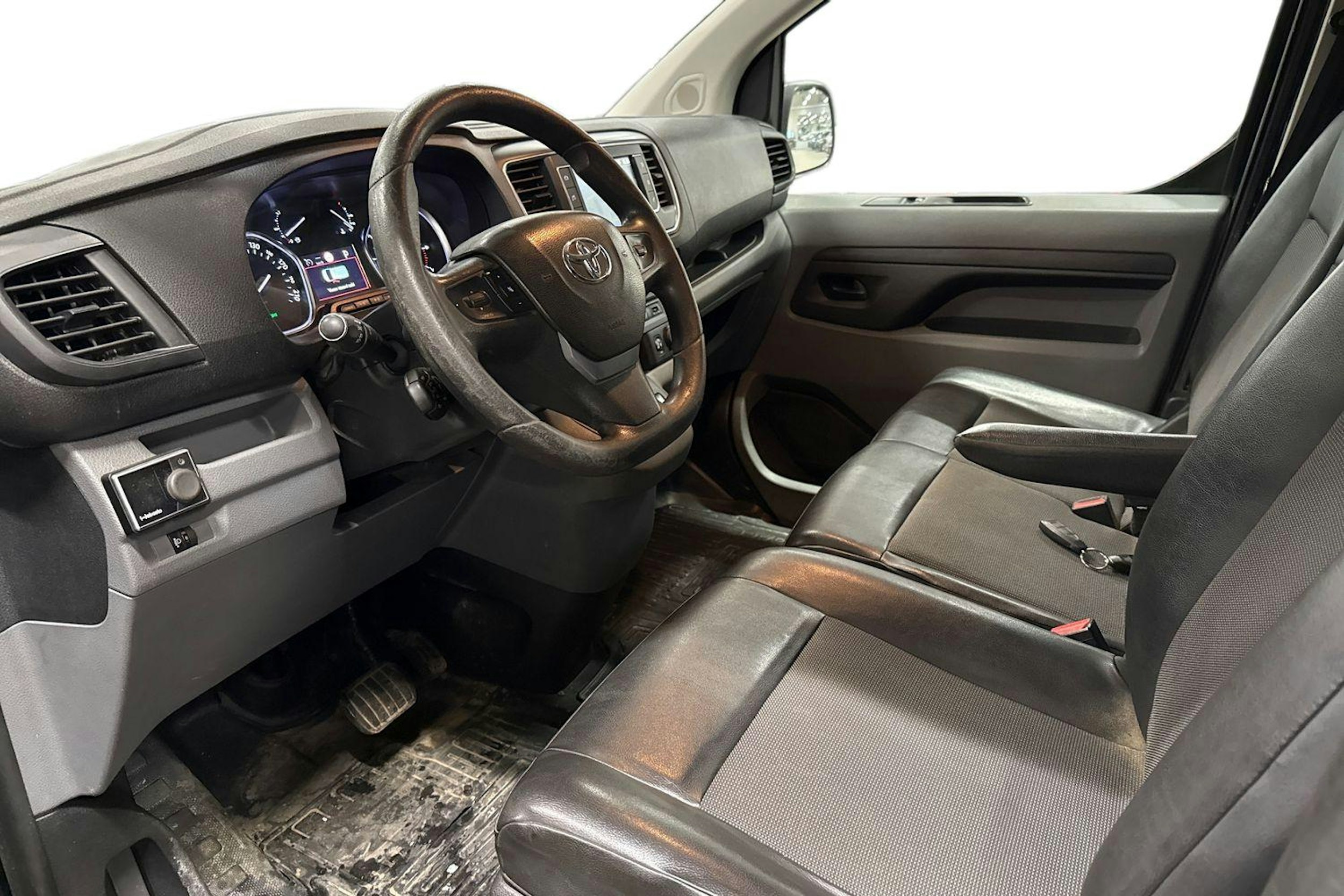 Musta Toyota Proace 2017 kuva 3.