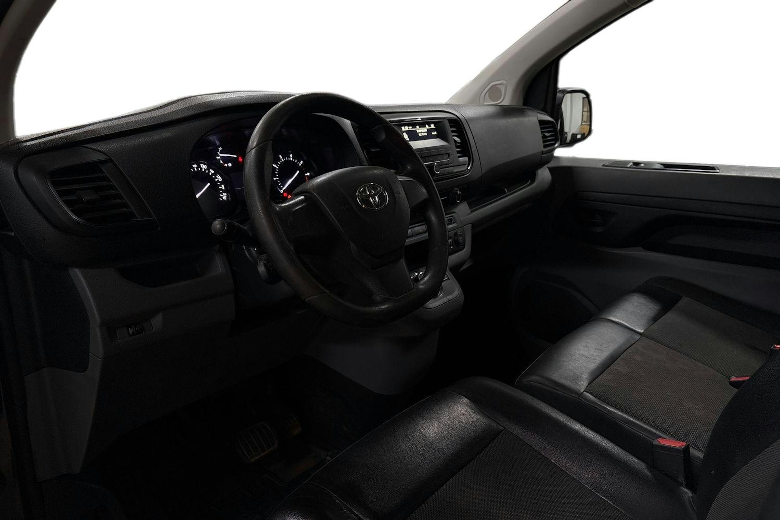 Musta Toyota Proace 2017 kuva 9.