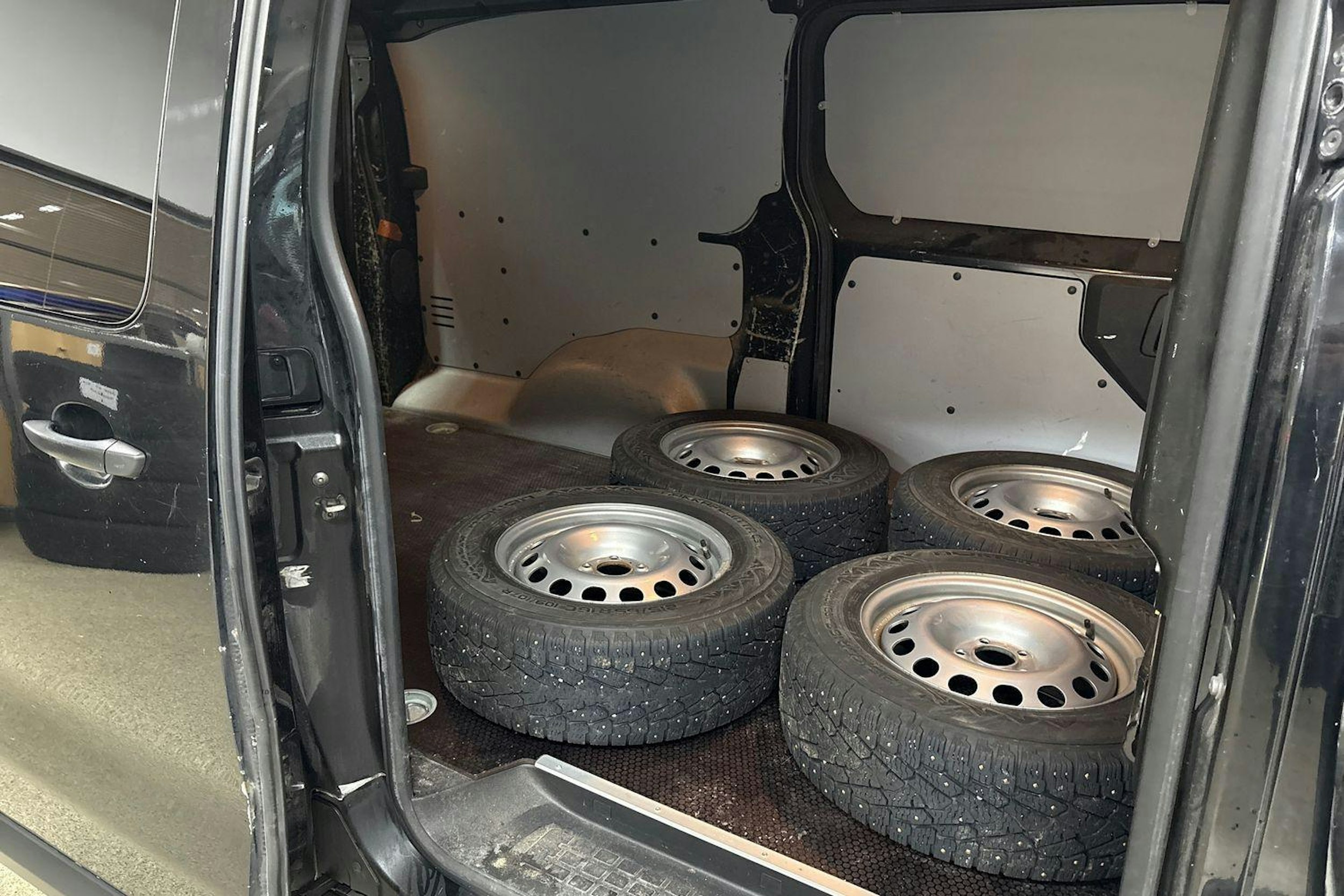 Musta Toyota Proace 2017 kuva 10.