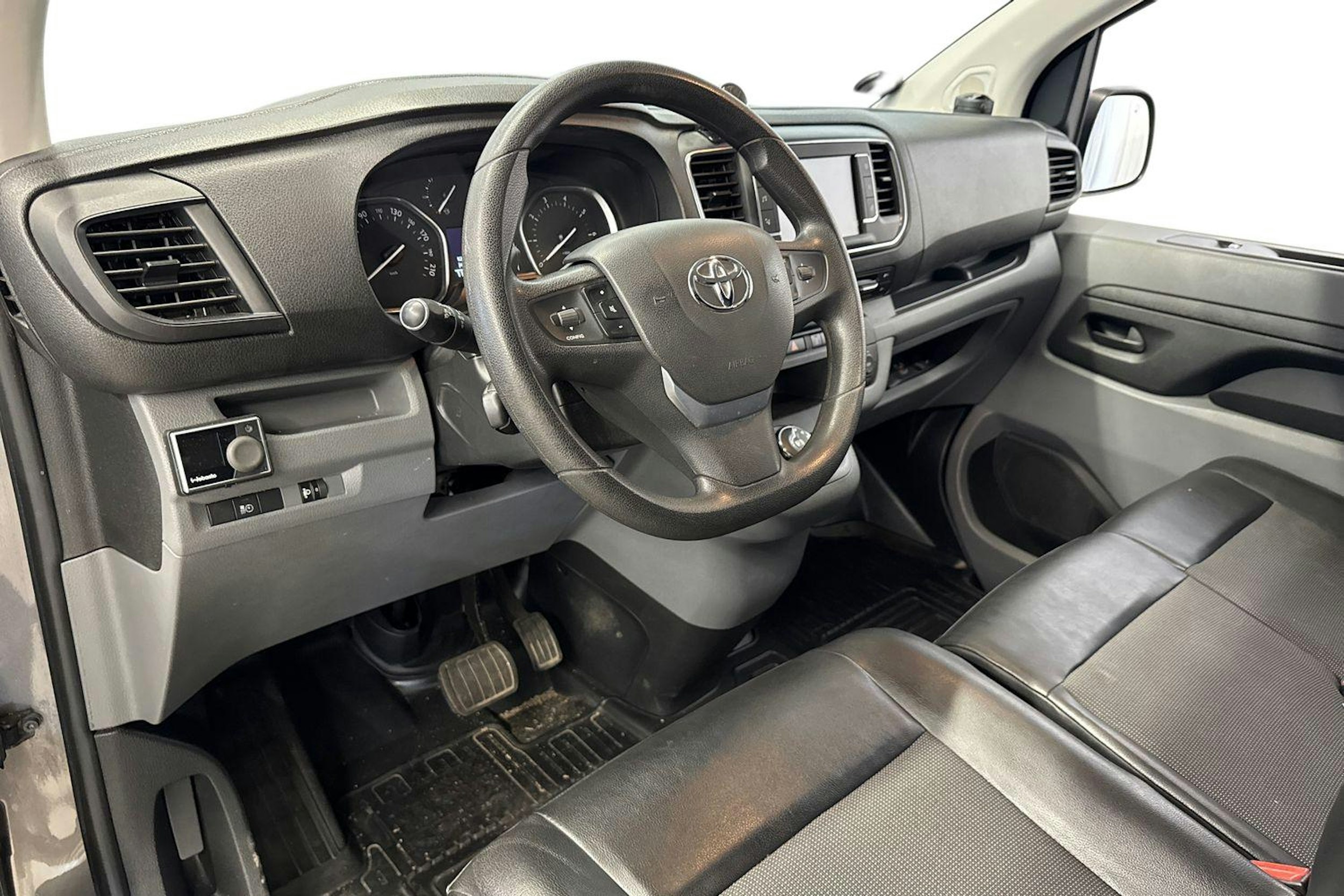 harmaa Toyota Proace 2017 kuva 7.