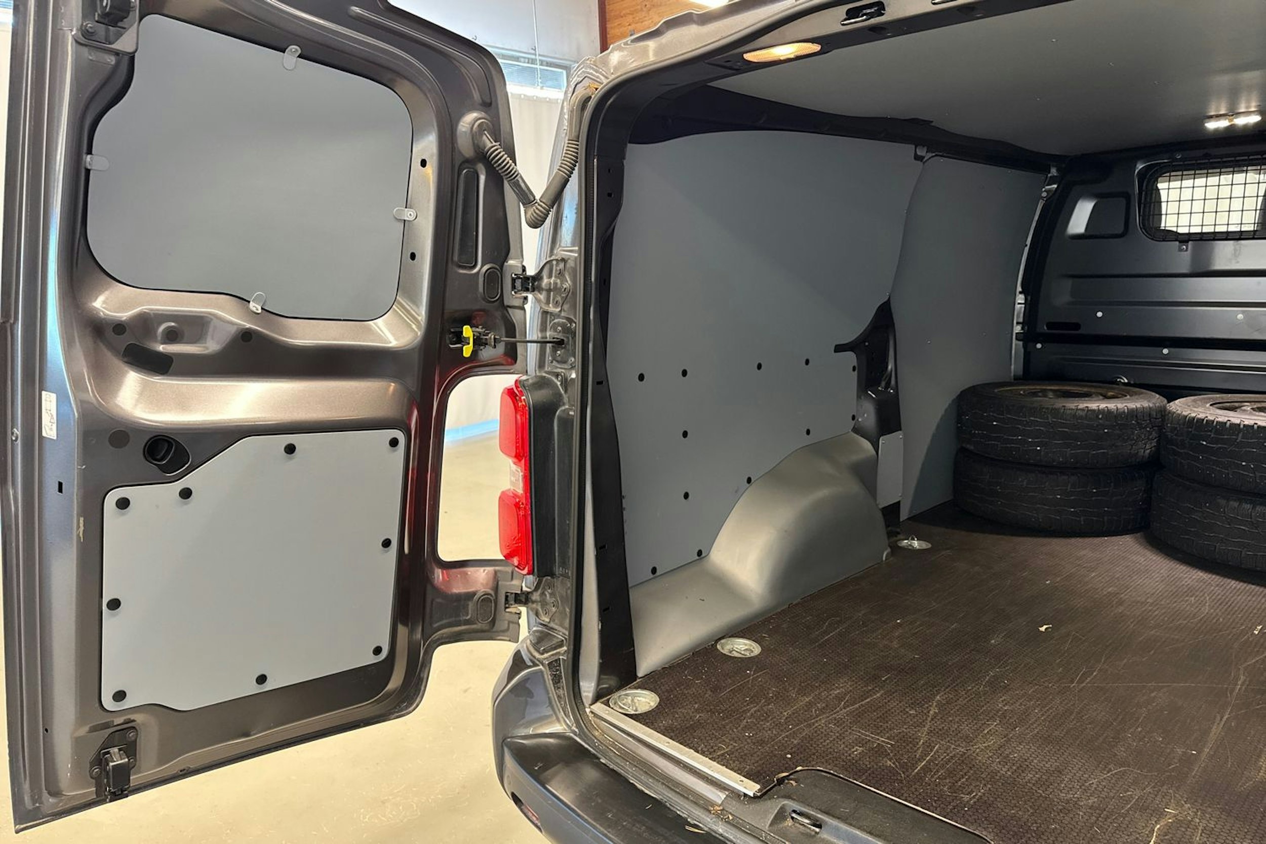 harmaa Toyota Proace 2017 kuva 18.