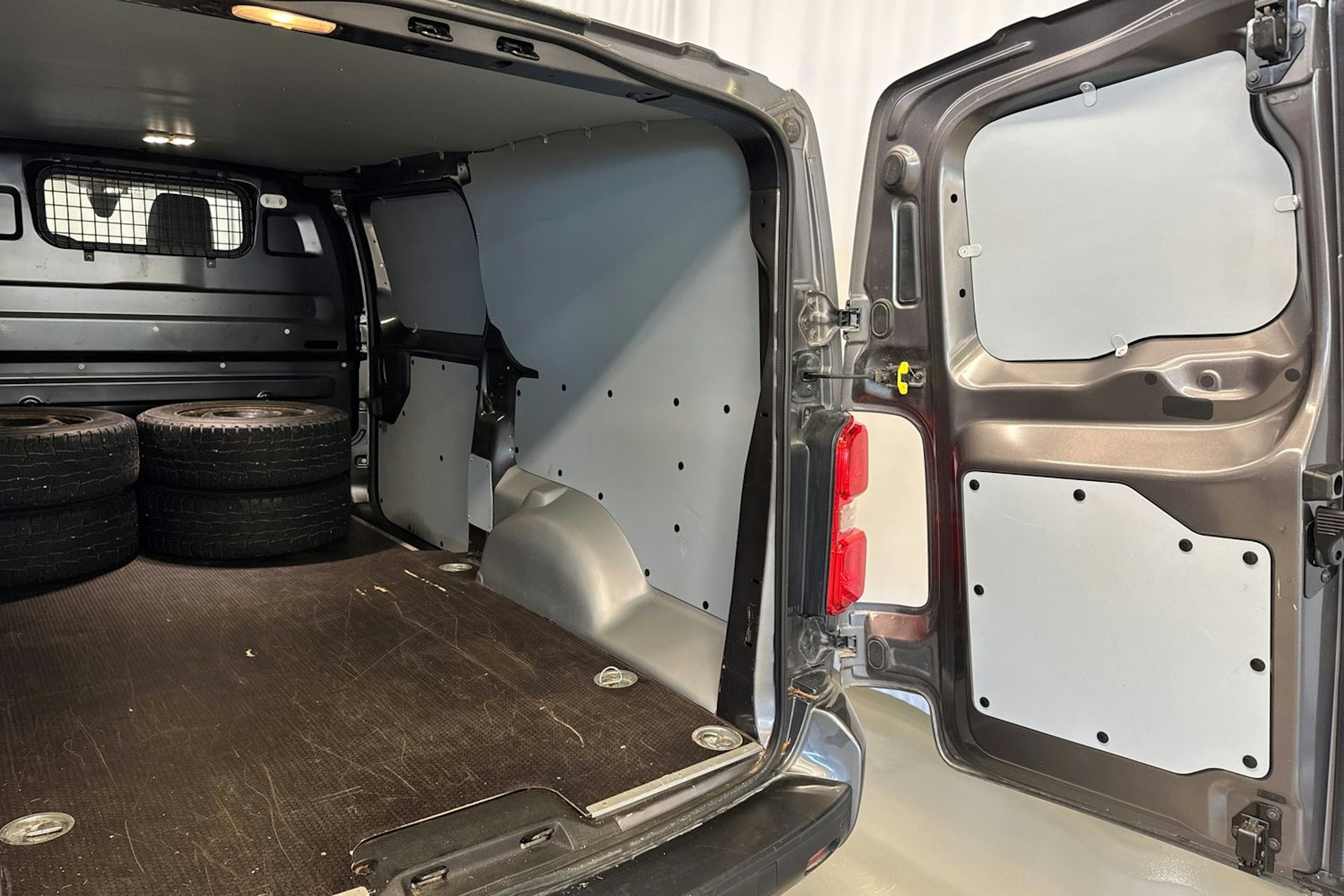 harmaa Toyota Proace 2017 kuva 19.