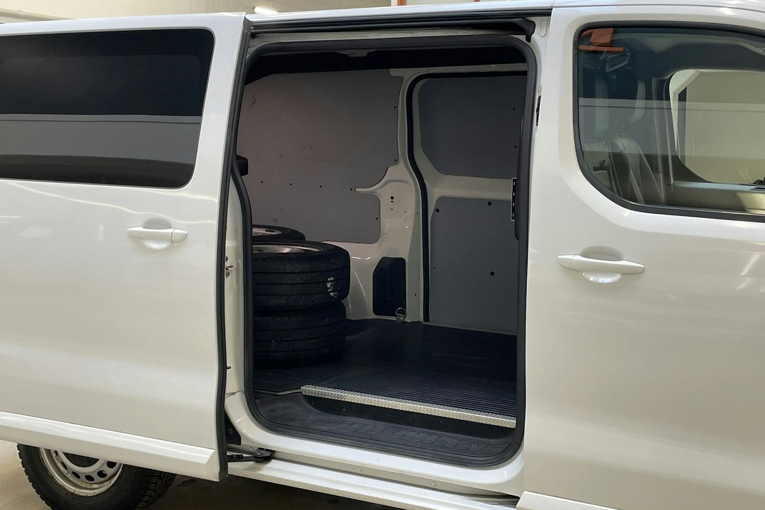 valkoinen Toyota Proace 2017 kuva 13.