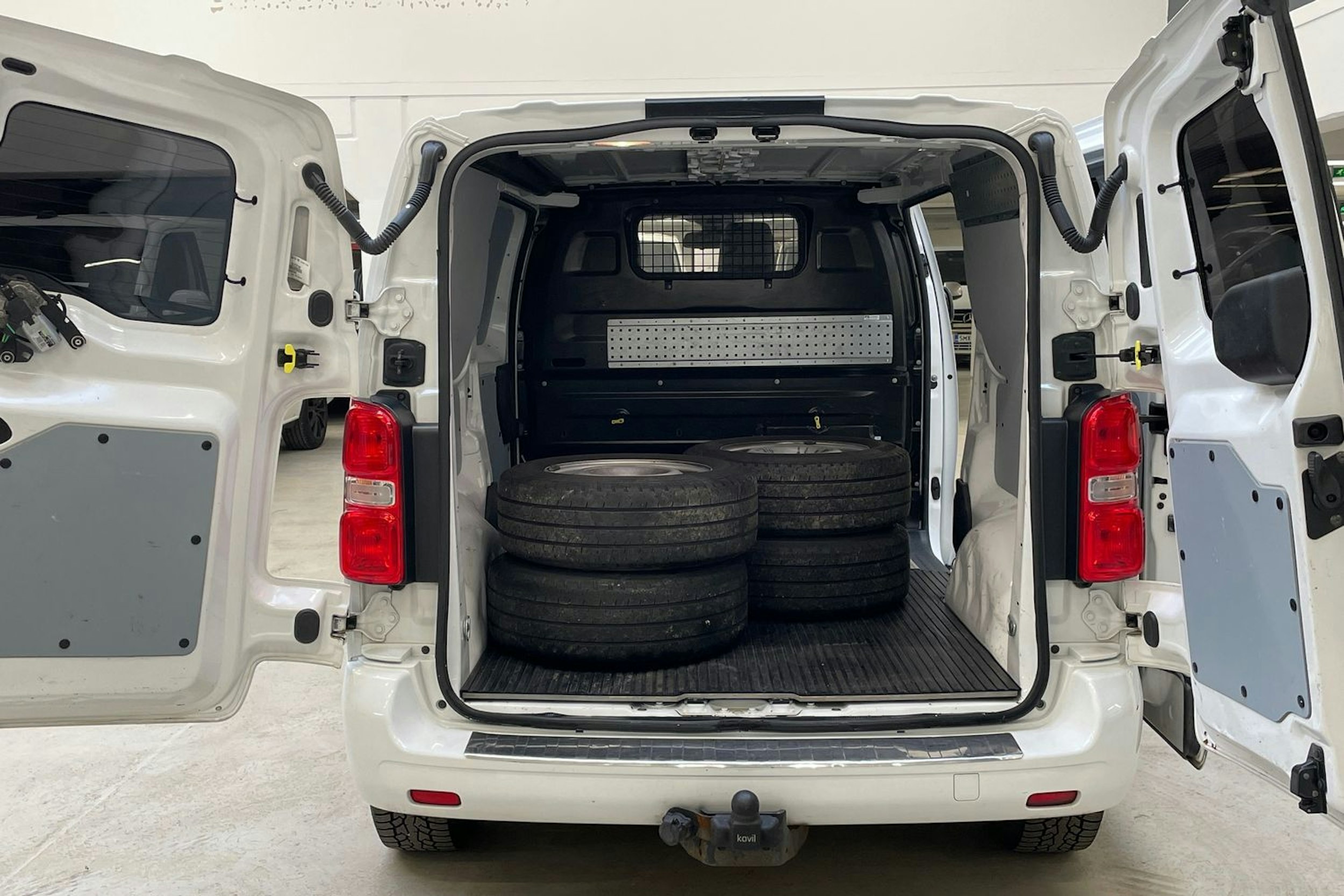 valkoinen Toyota Proace 2017 kuva 14.