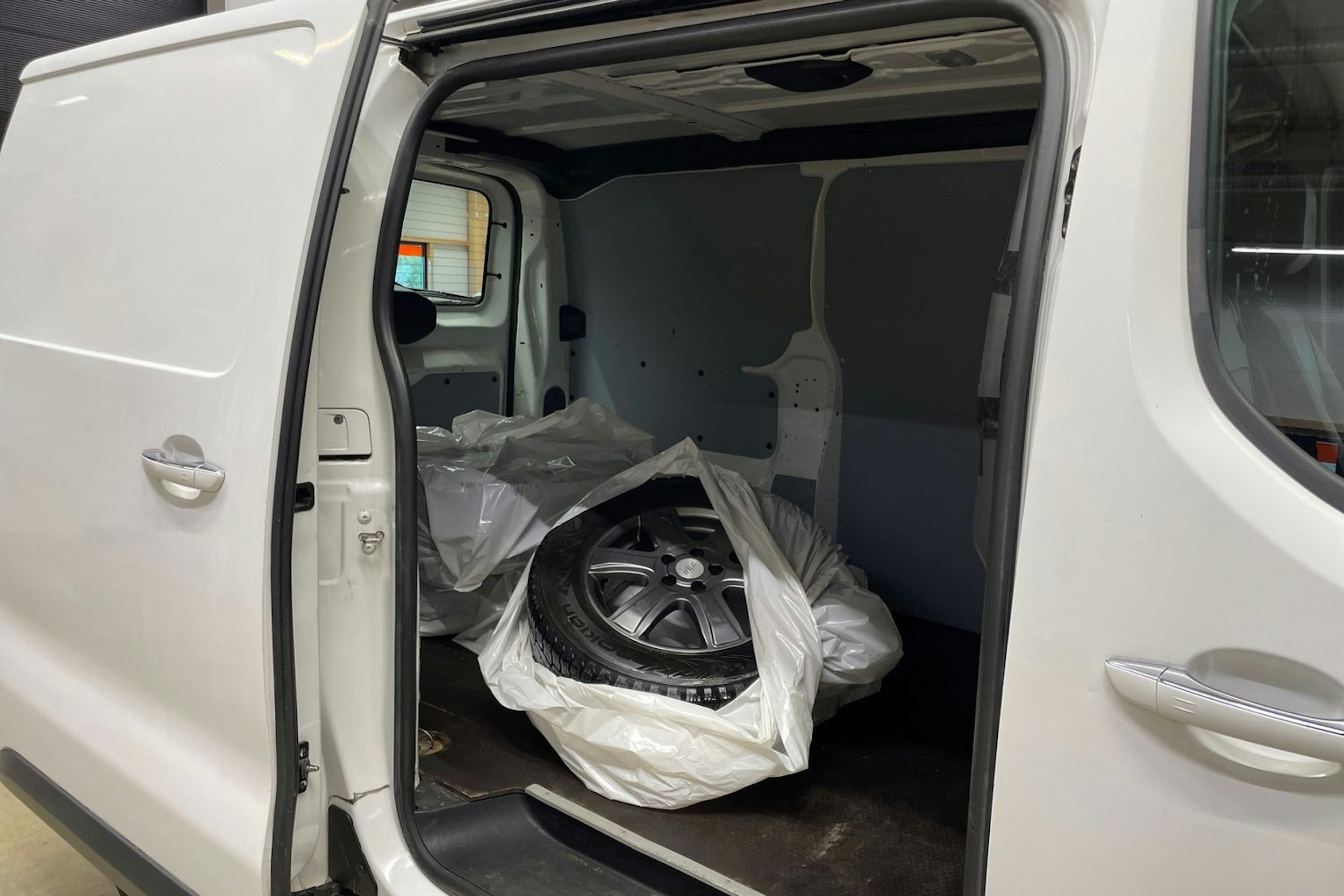 valkoinen Toyota Proace 2017 kuva 16.