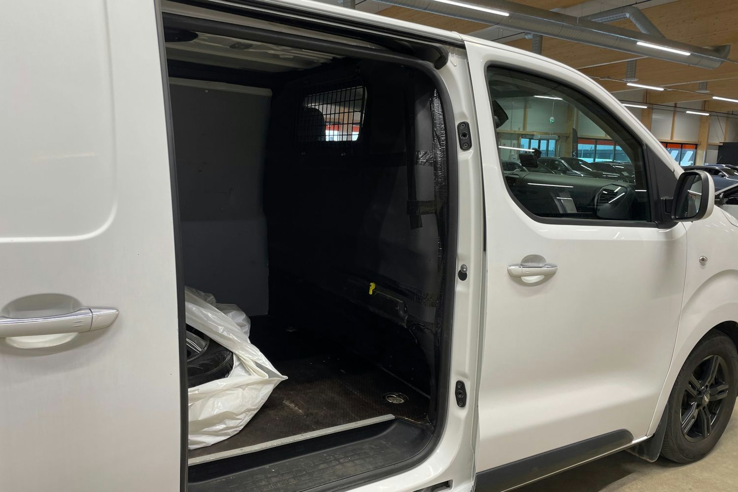 valkoinen Toyota Proace 2017 kuva 17.