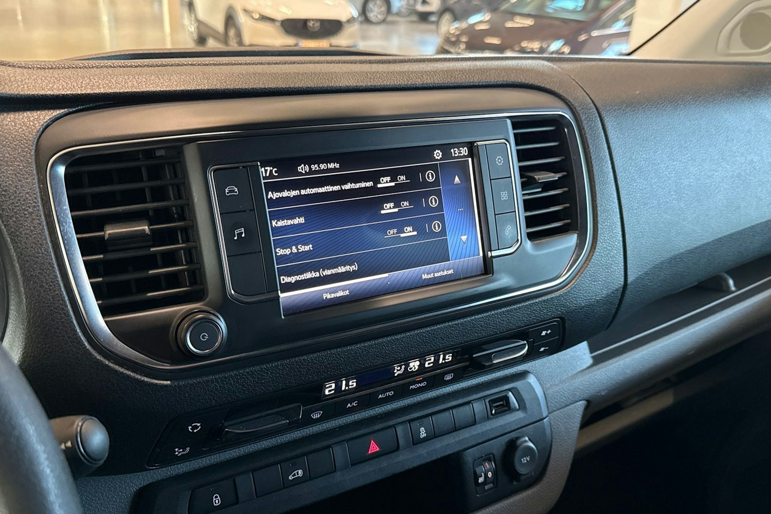 valkoinen Toyota Proace 2017 kuva 20.