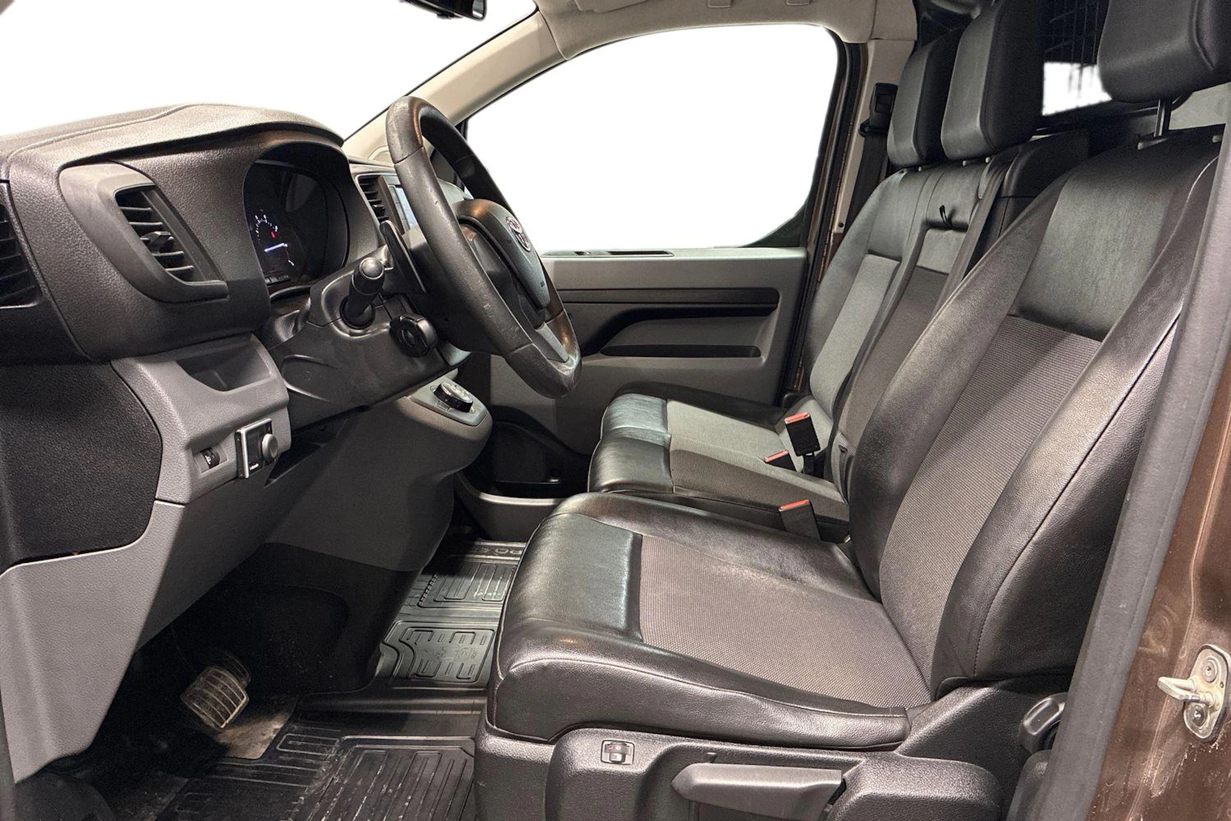 Ruskea (beige) Toyota Proace 2017 kuva 8.