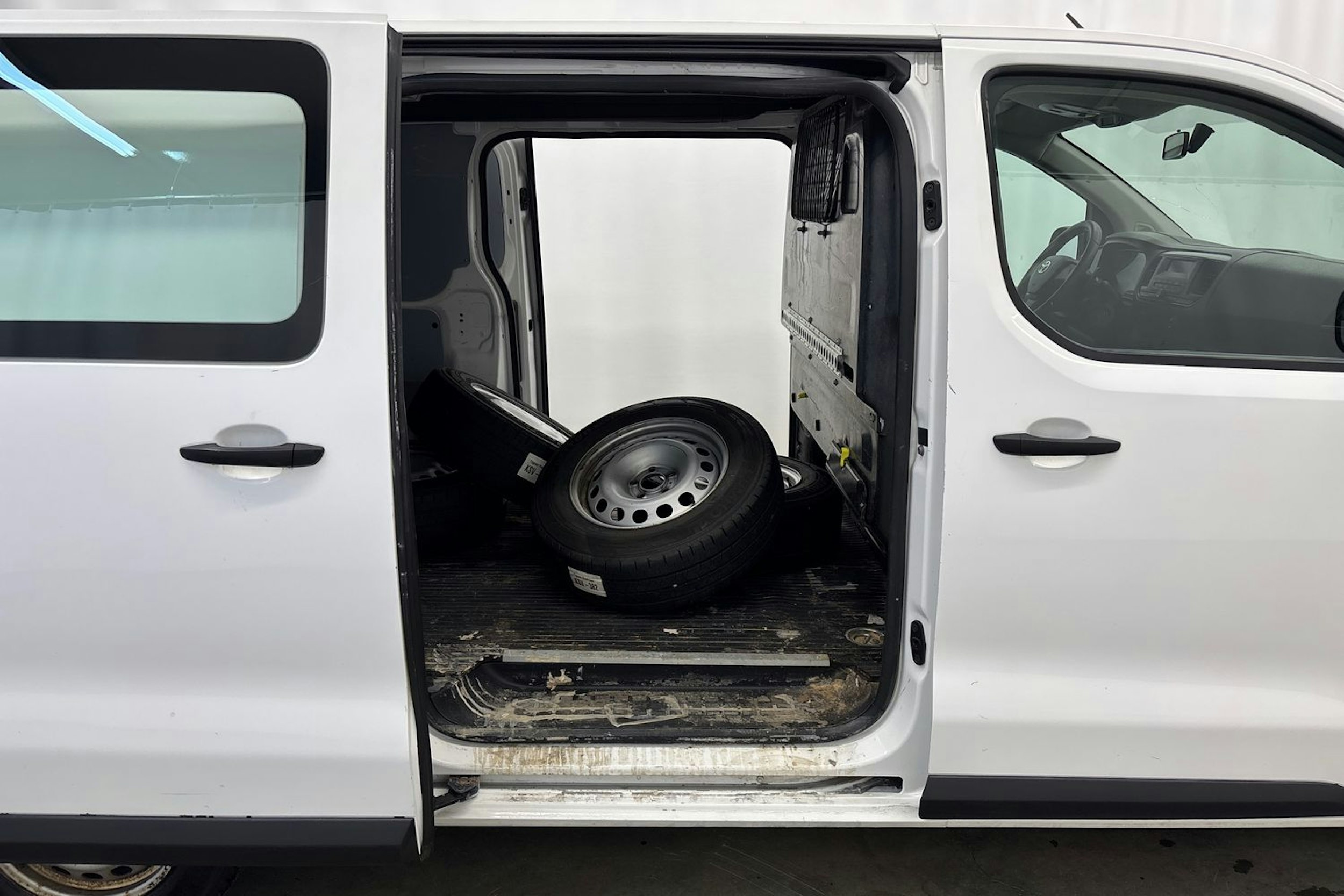 valkoinen Toyota Proace 2017 kuva 15.