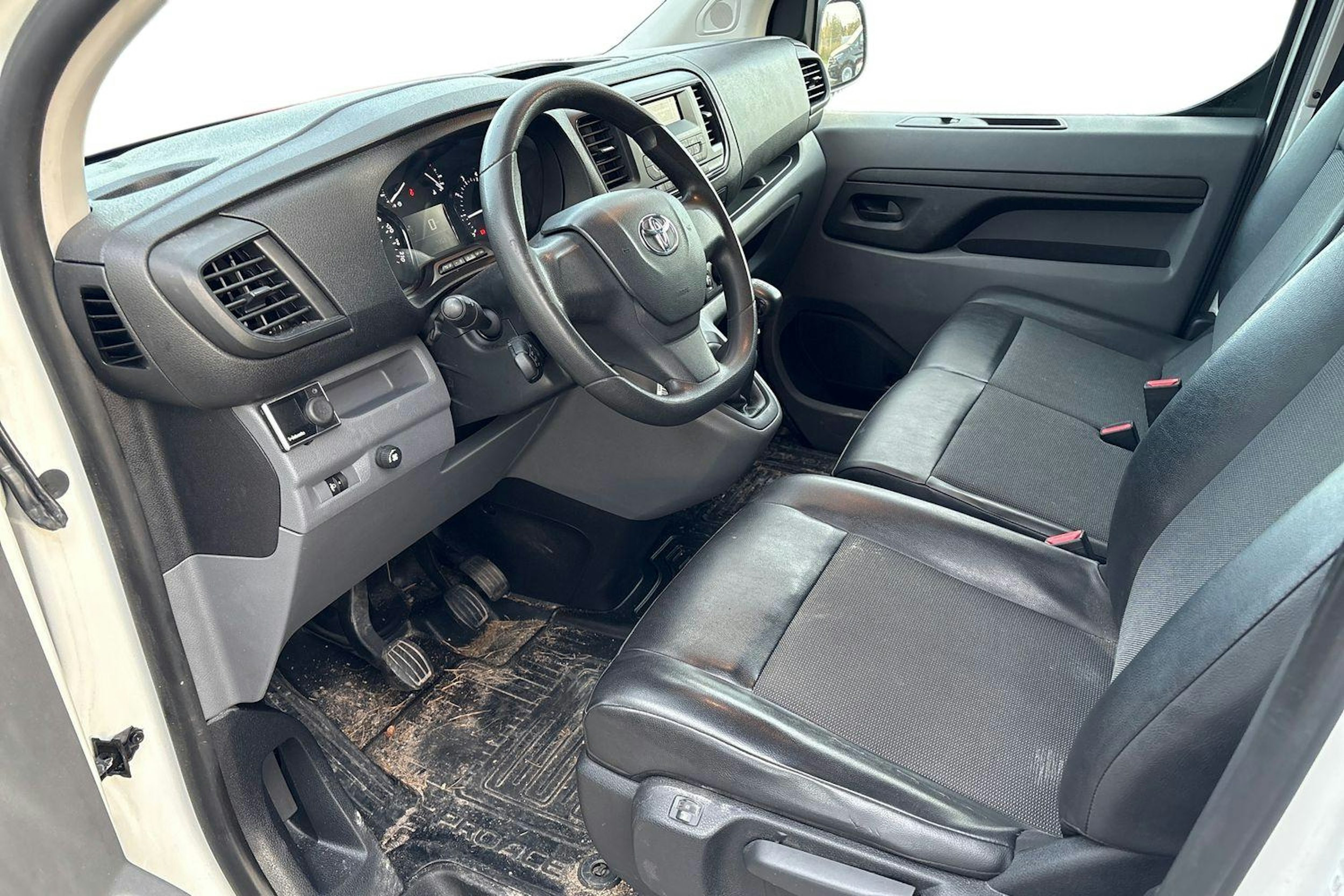 valkoinen Toyota Proace 2017 kuva 3.