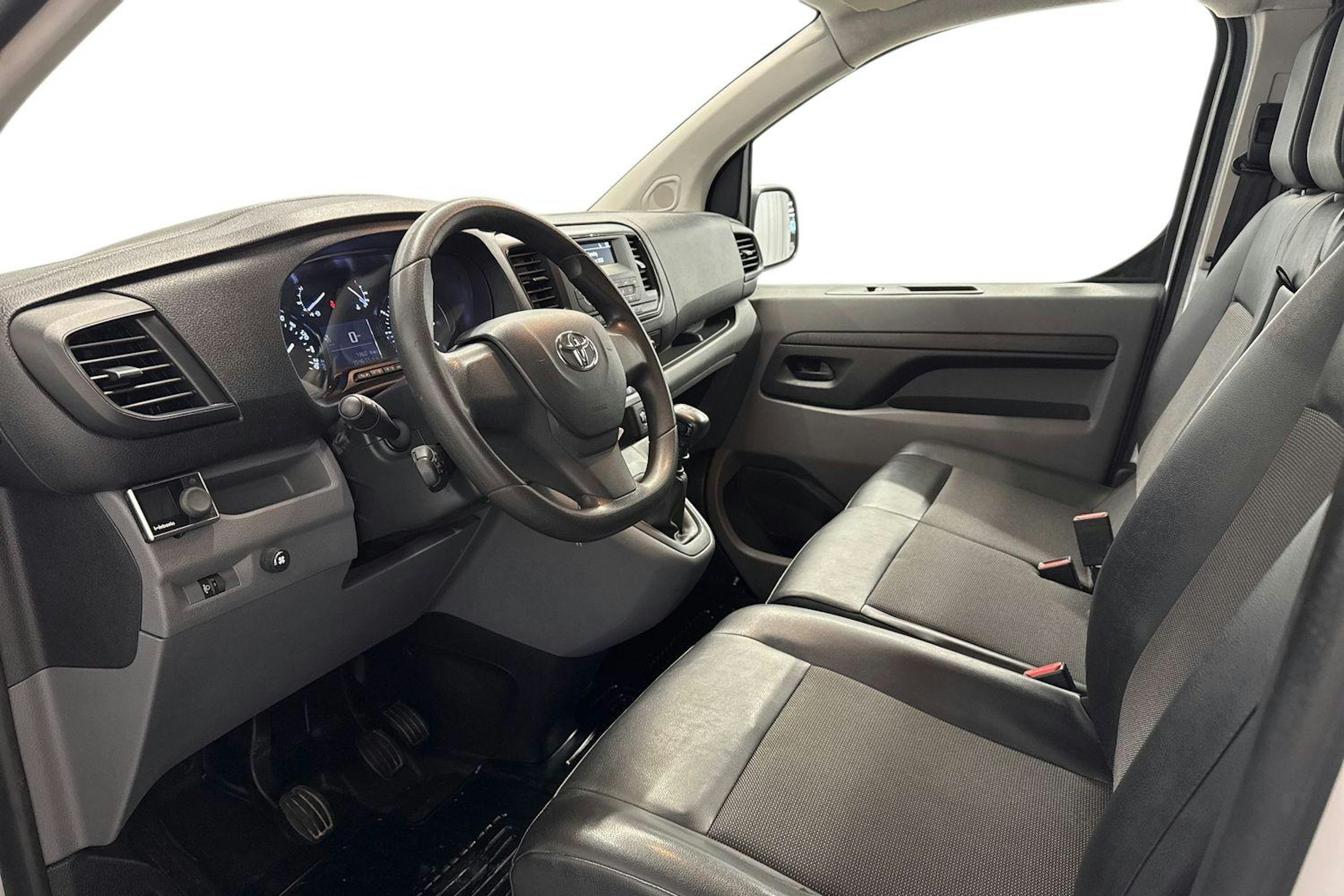 valkoinen Toyota Proace 2018 kuva 6.