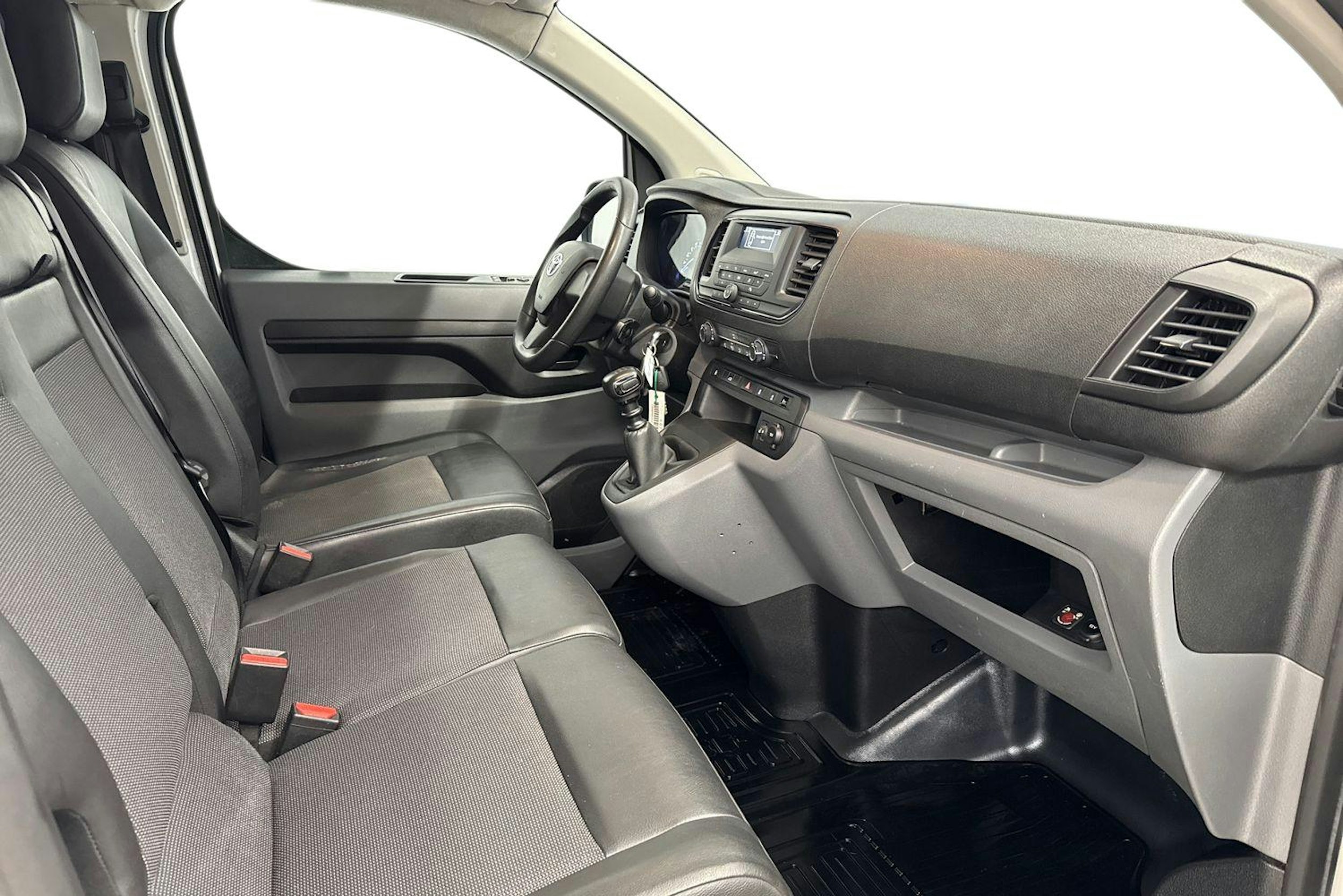 valkoinen Toyota Proace 2018 kuva 7.