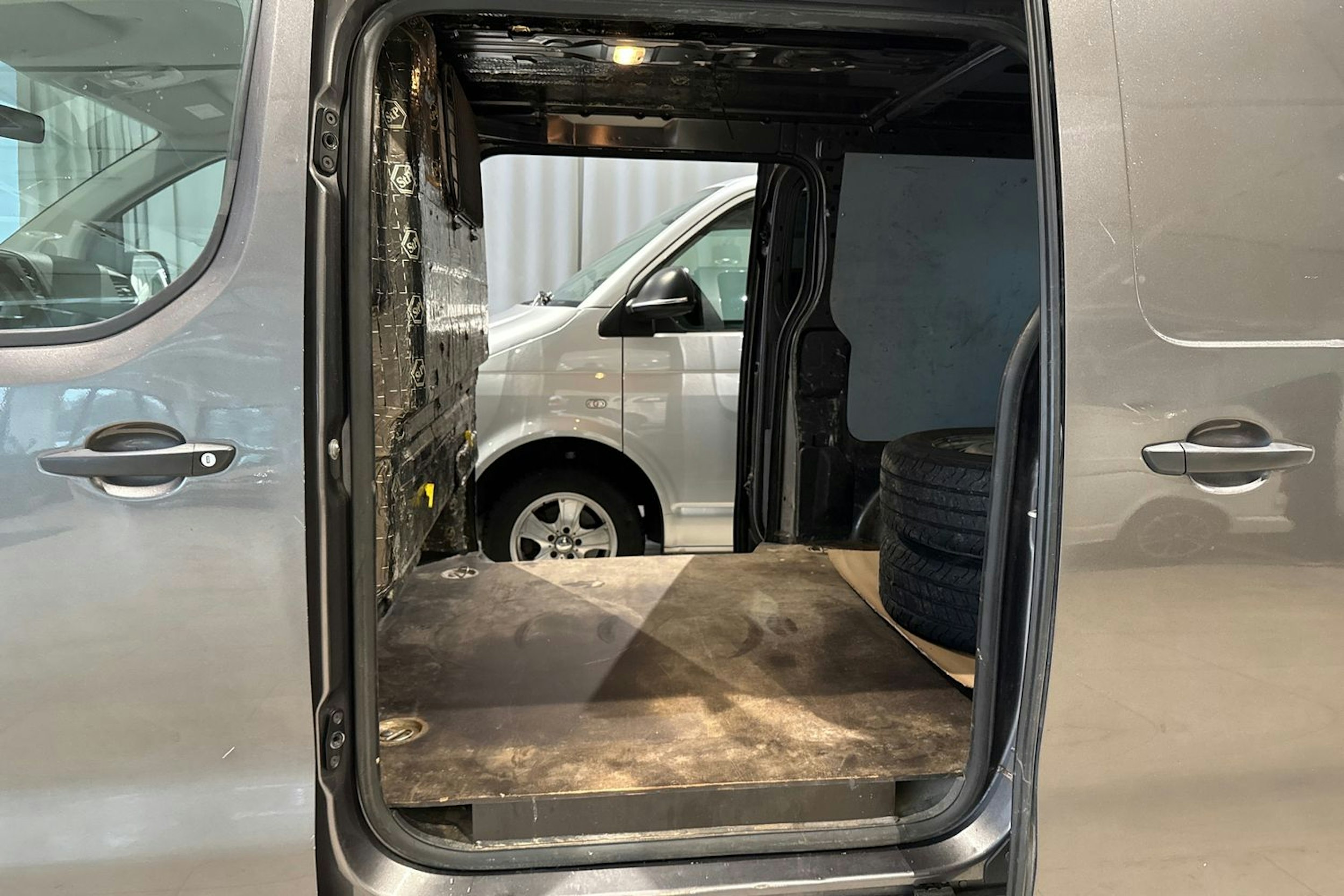 harmaa Toyota Proace 2017 kuva 14.