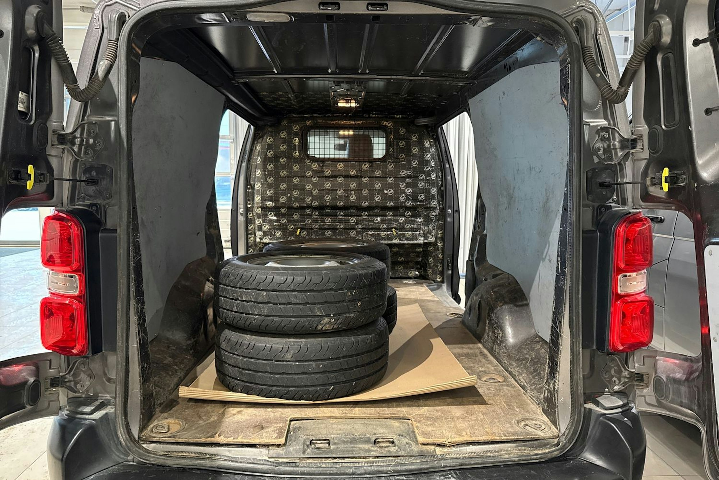 harmaa Toyota Proace 2017 kuva 15.