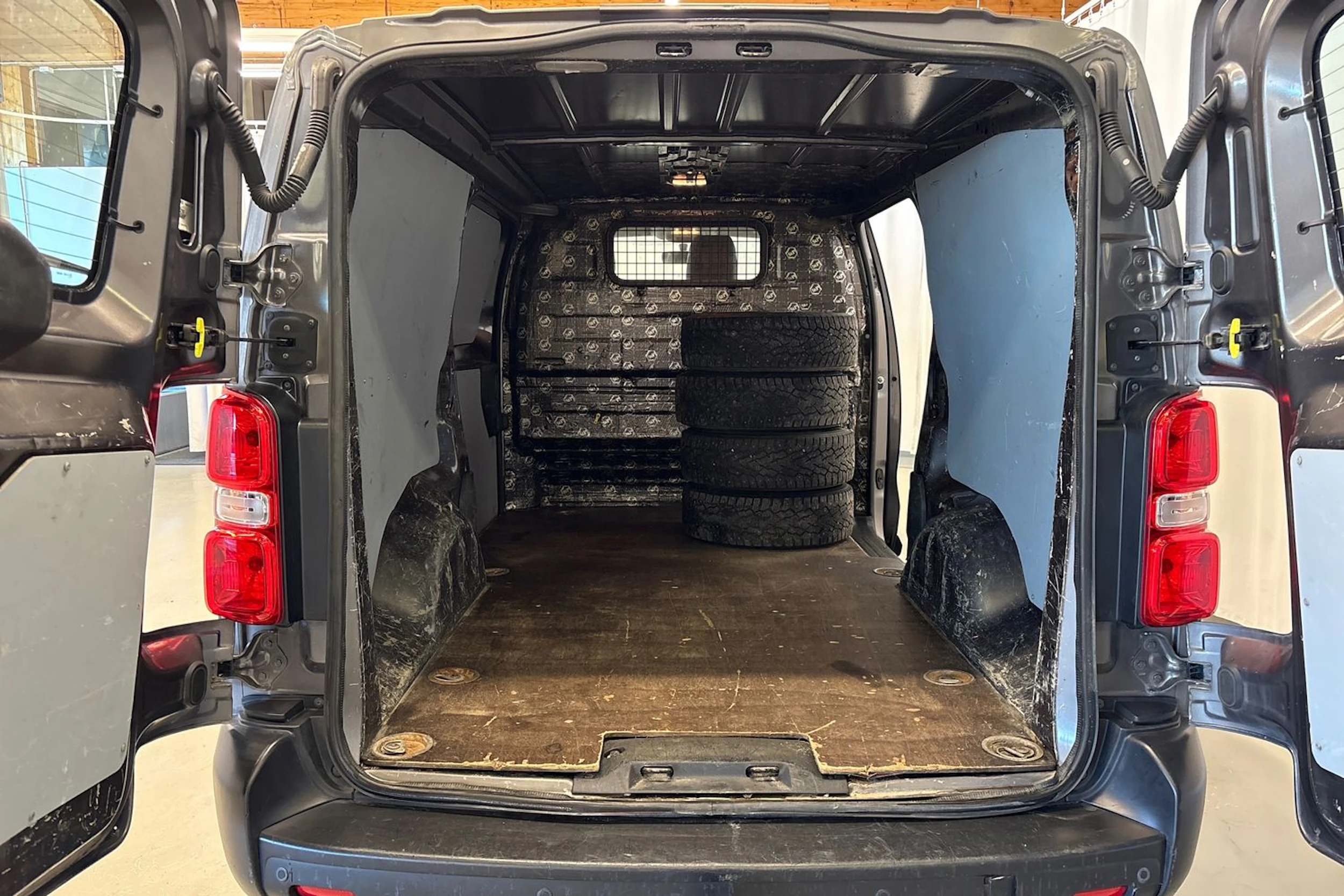 harmaa Toyota Proace 2017 kuva 22.