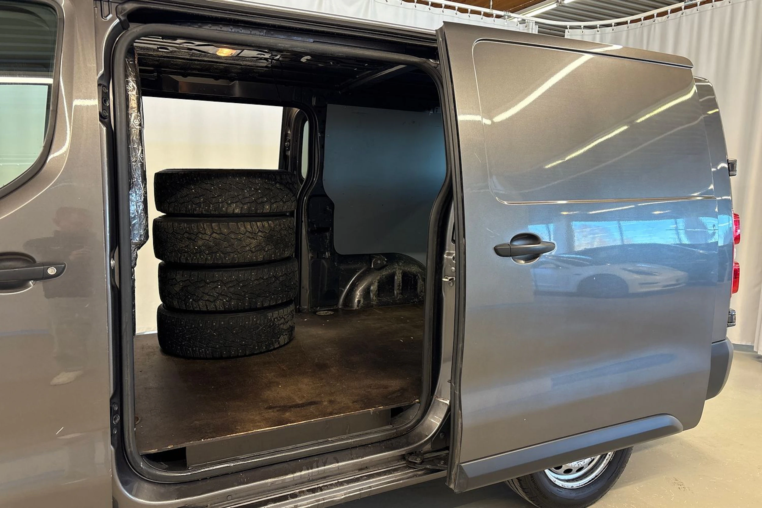 harmaa Toyota Proace 2017 kuva 24.