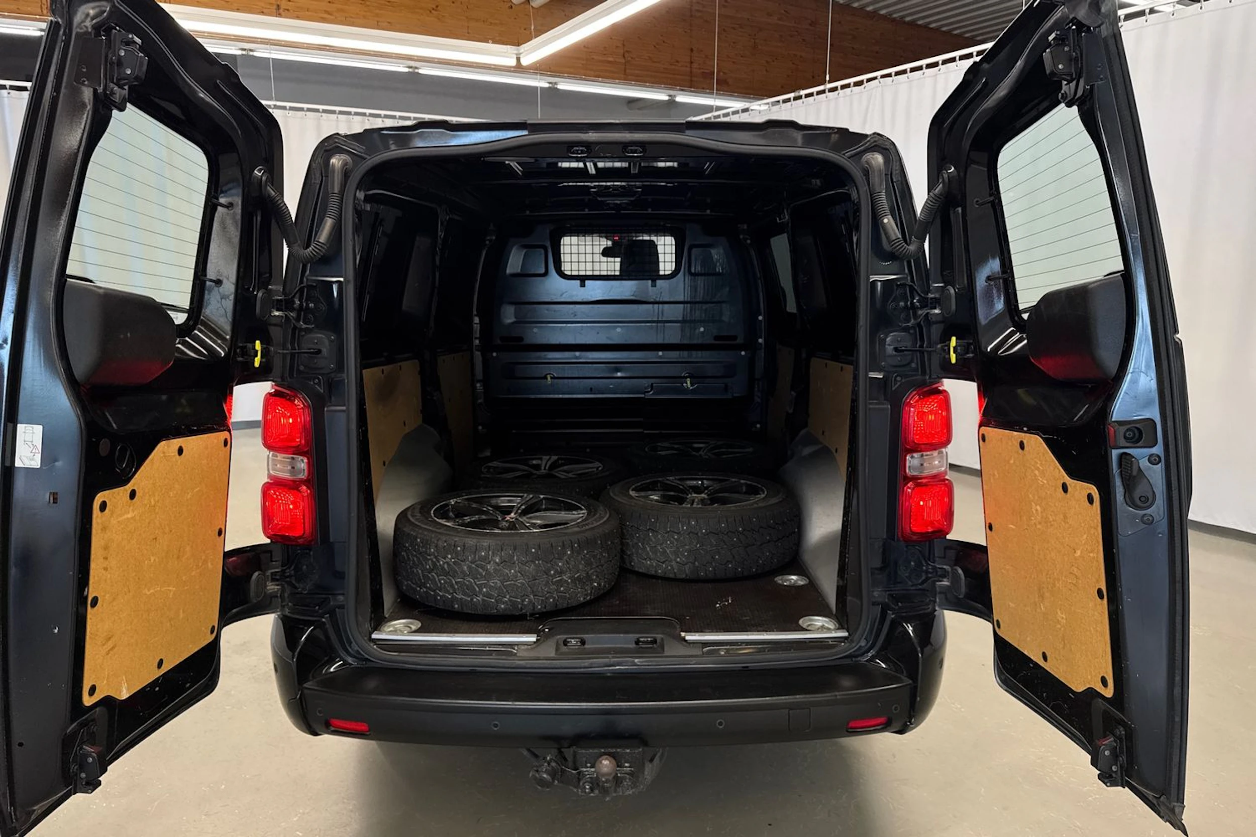 musta Toyota Proace 2017 kuva 26.