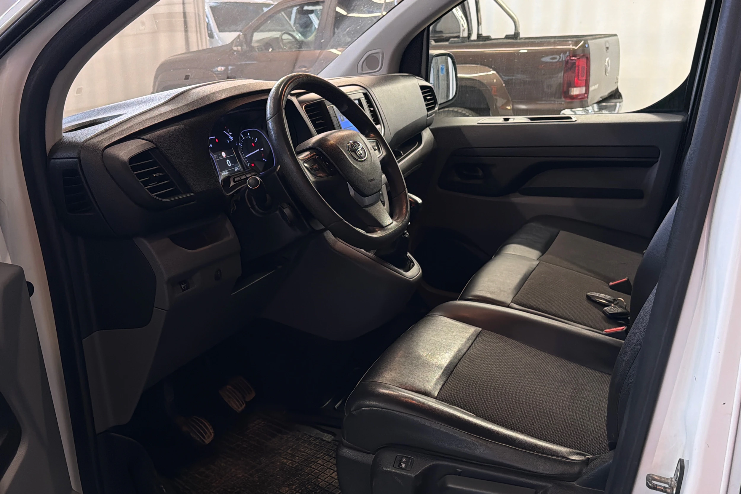 valkoinen Toyota Proace 2017 kuva 5.