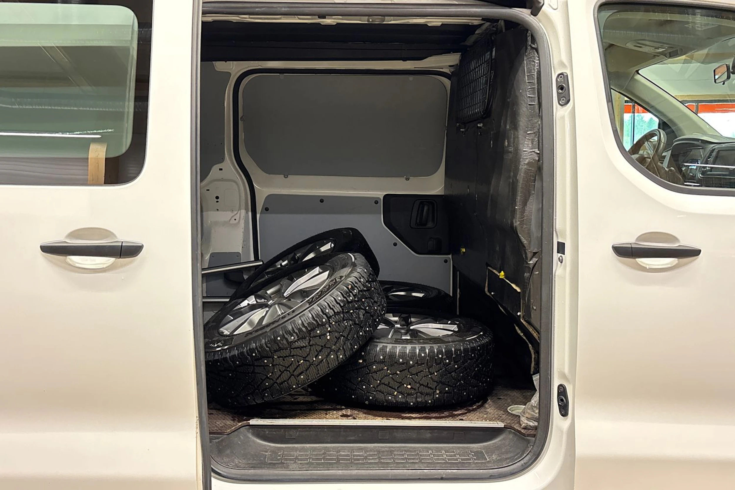 valkoinen Toyota Proace 2018 kuva 26.