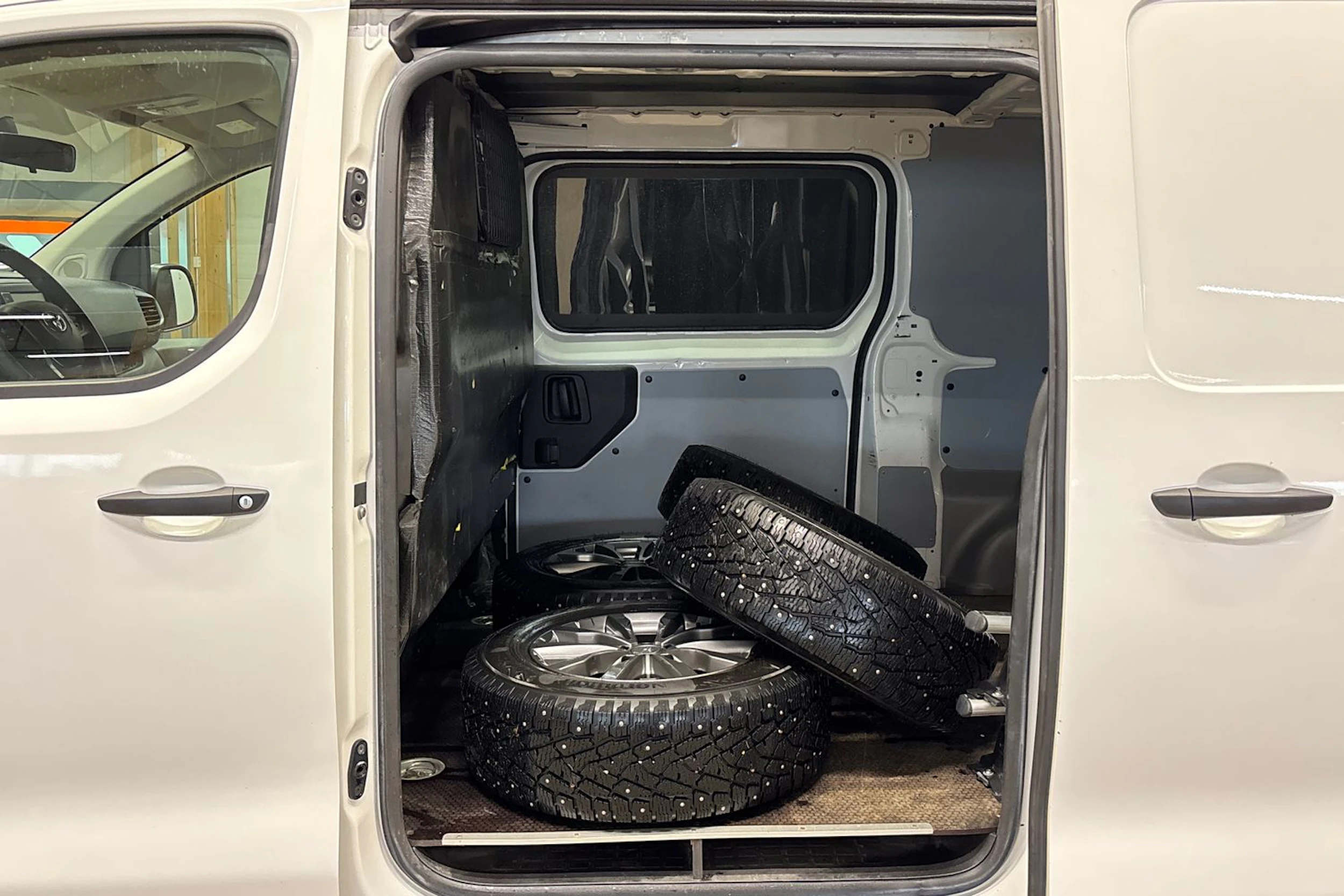 valkoinen Toyota Proace 2018 kuva 28.